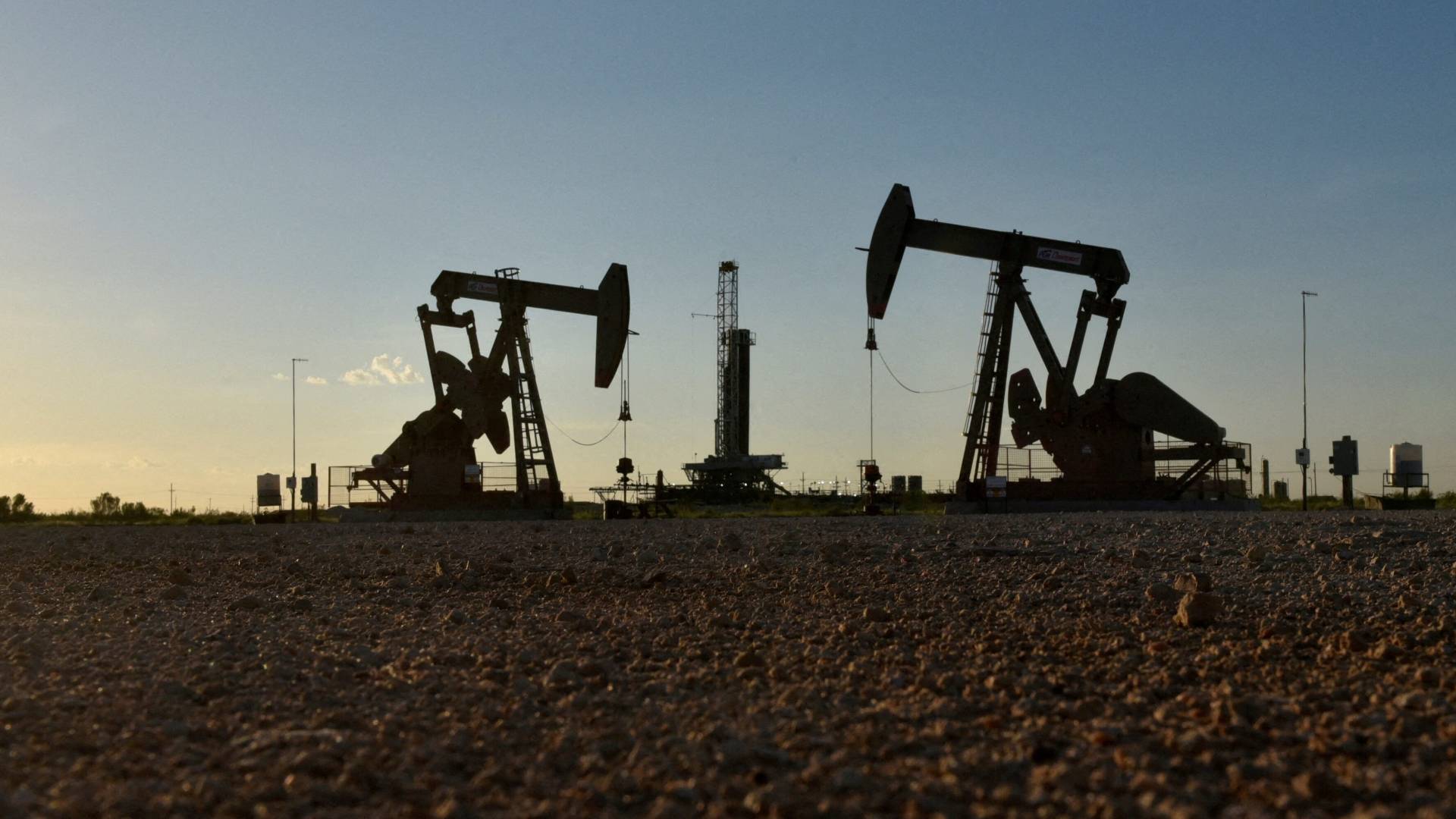 استخراج النفط - أرشيفية