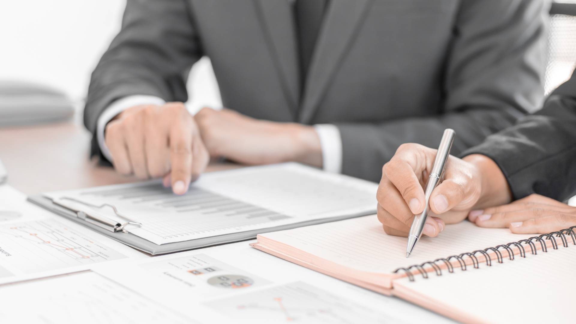 صورة تظهر عاملين