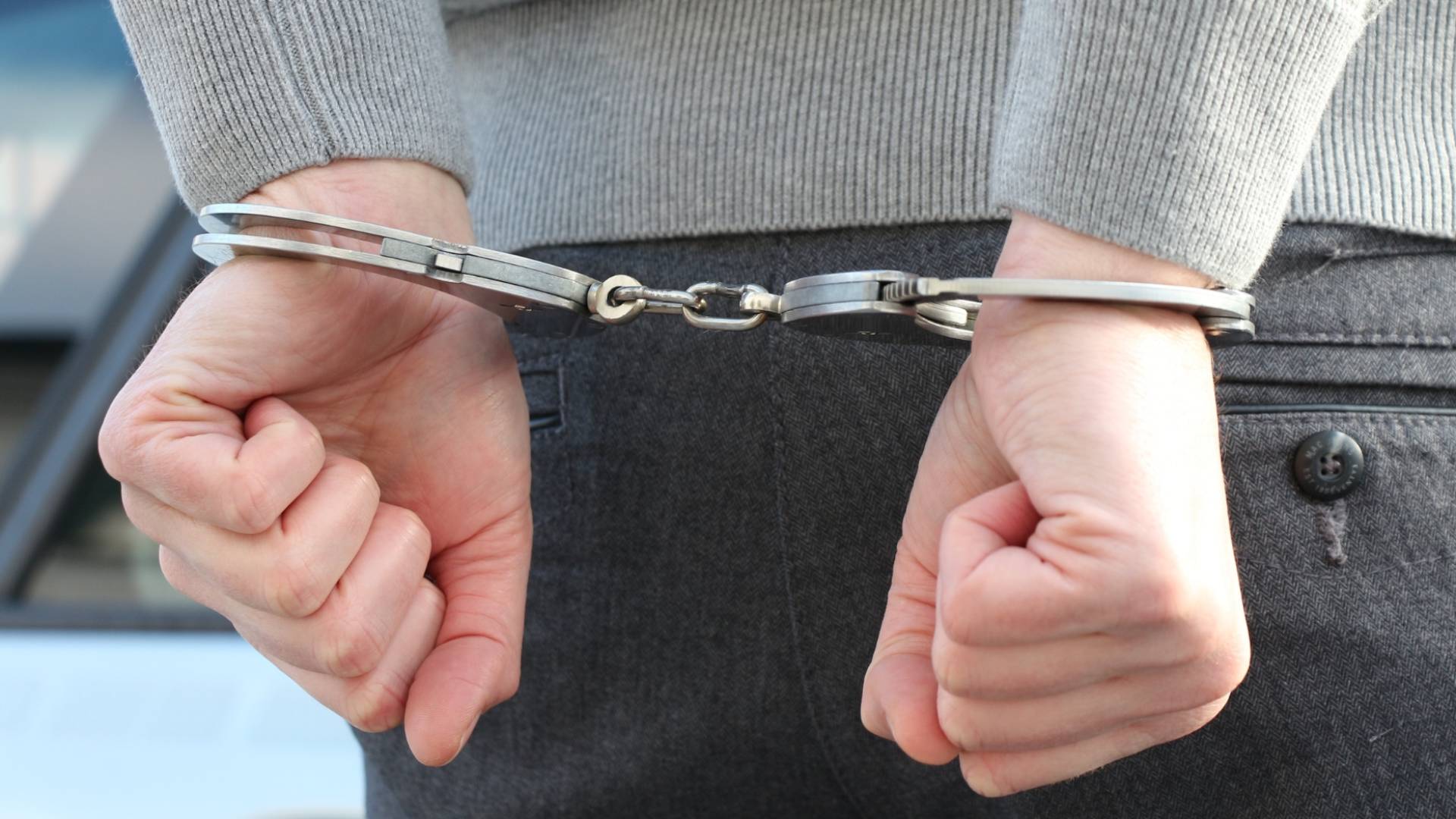 شخص مكبل اليدين "تعبيرية"