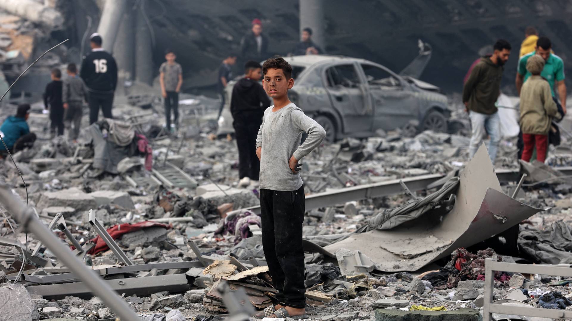 طفل فلسطيني بين الركام في غزة