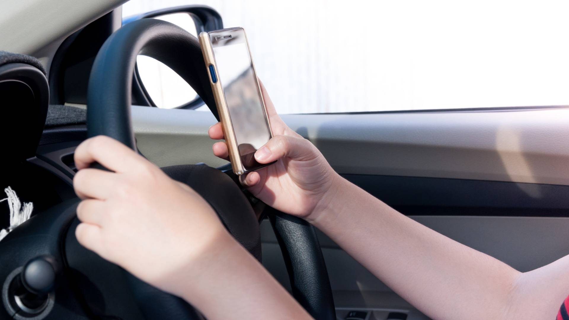 شخص يستخدم الهاتف أثناء القيادة