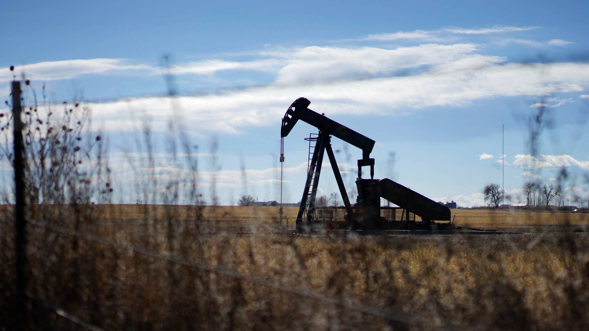 استخراج النفط - أرشيفية