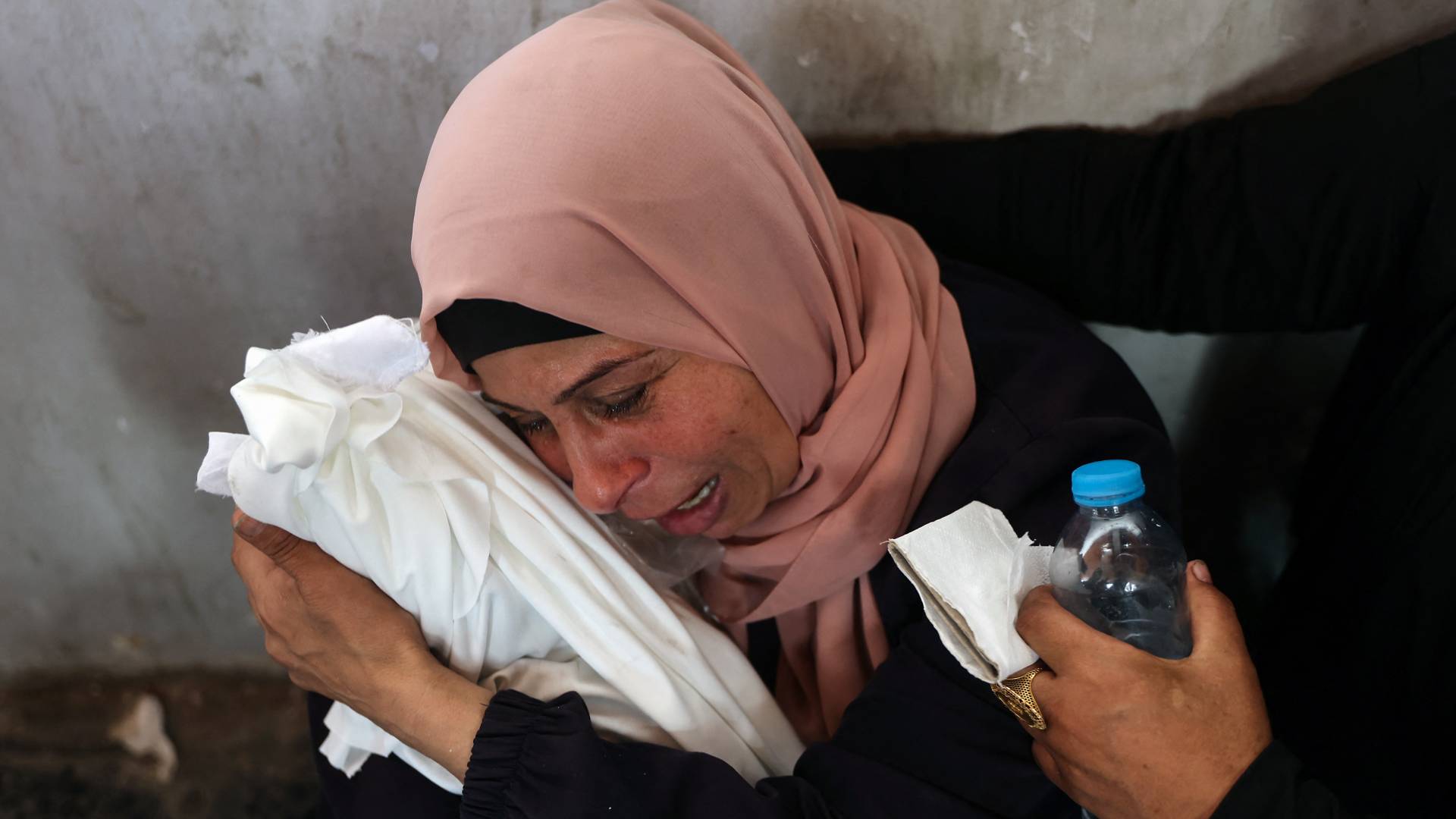 فلسطينية تبكي أحد أفراد عائلتها