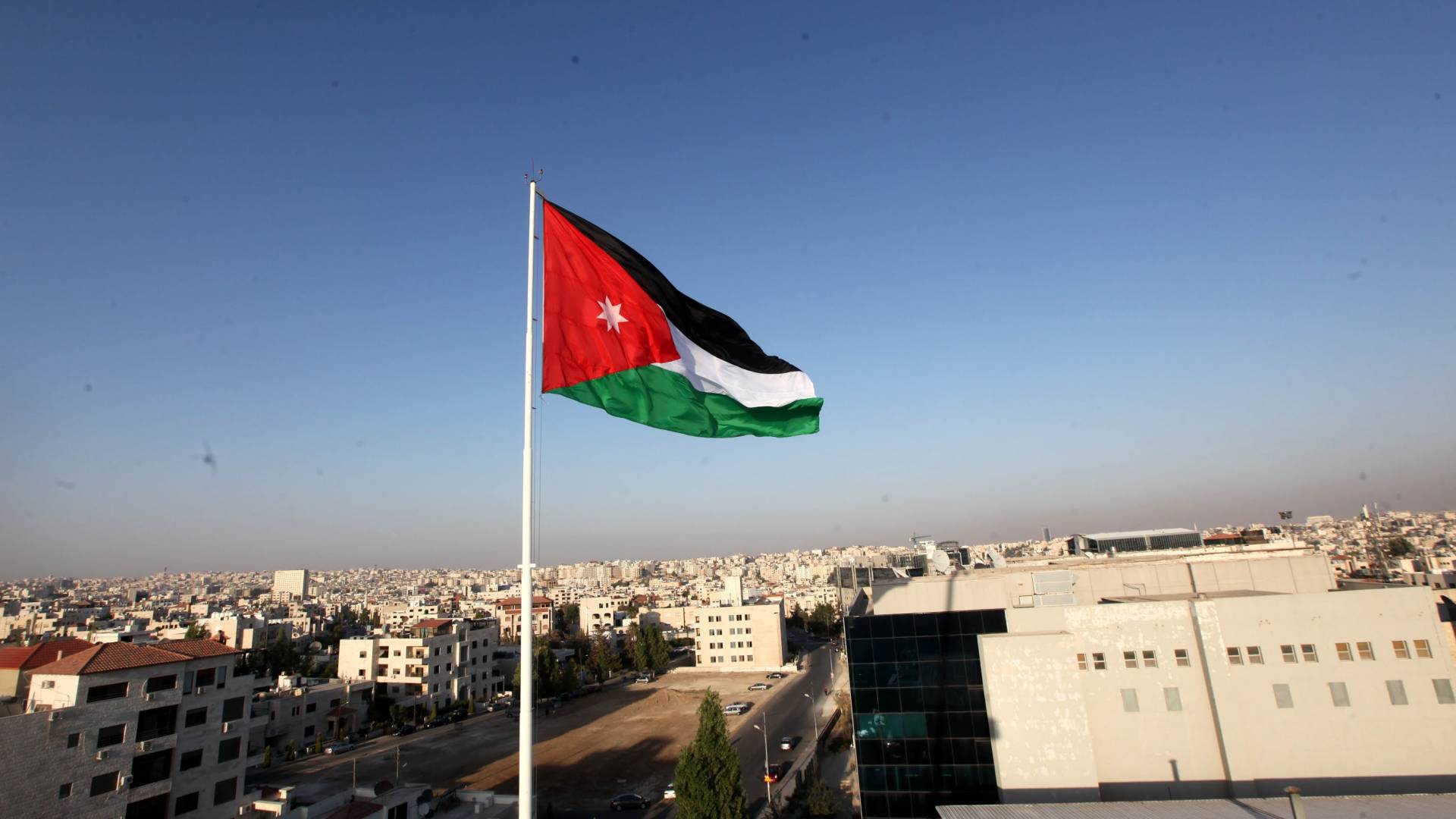 رفع العلم الأردني في جميع أنحاء الأردن بمناسبة يوم العلم- فيديو