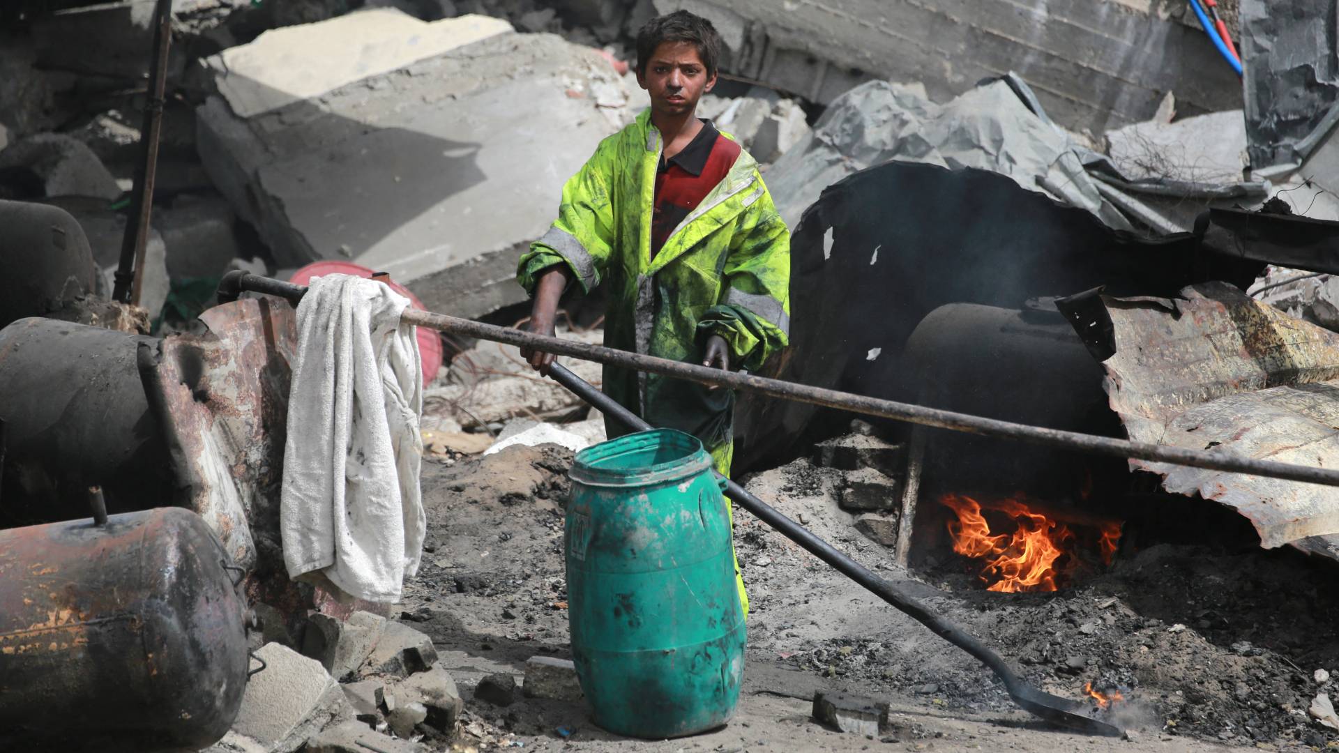 الاحتلال يواصل حربه على غزة وسط تصاعد المجاعة مهددة حياة الغزيين