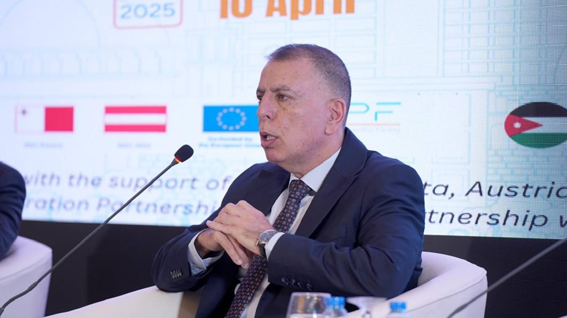 وزير الداخلية مازن الفراية