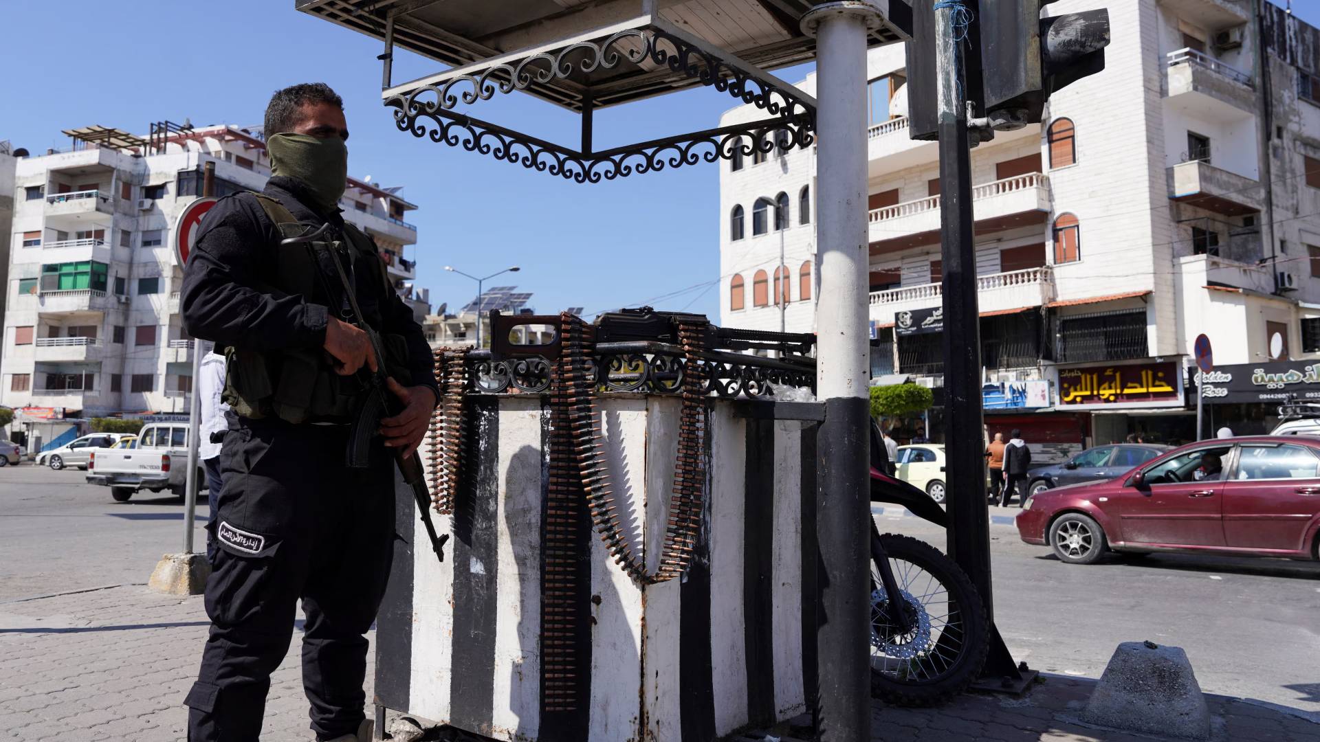 عنصر من قوات الأمن السورية