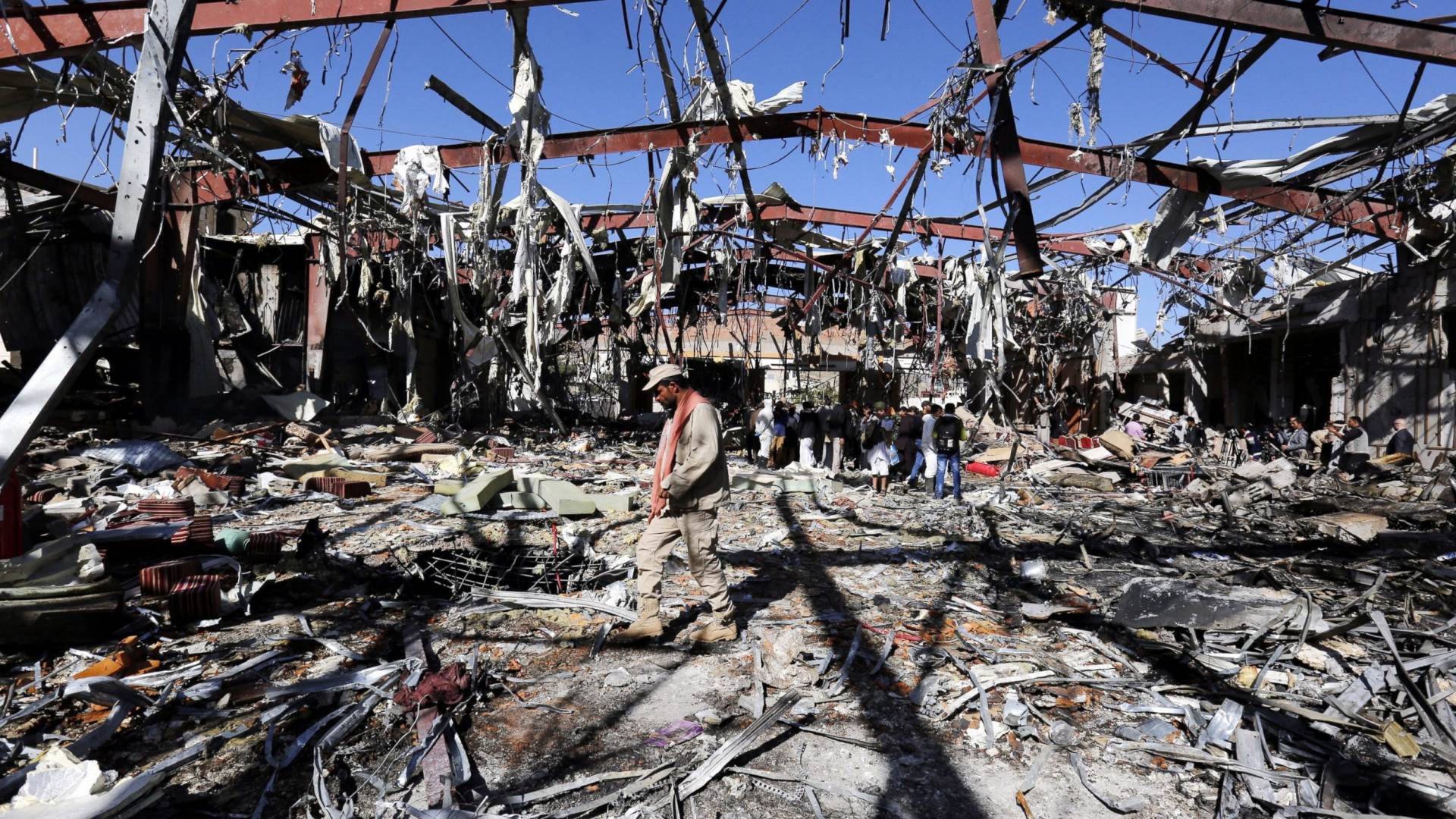 آثار قصف أمريكي على اليمن