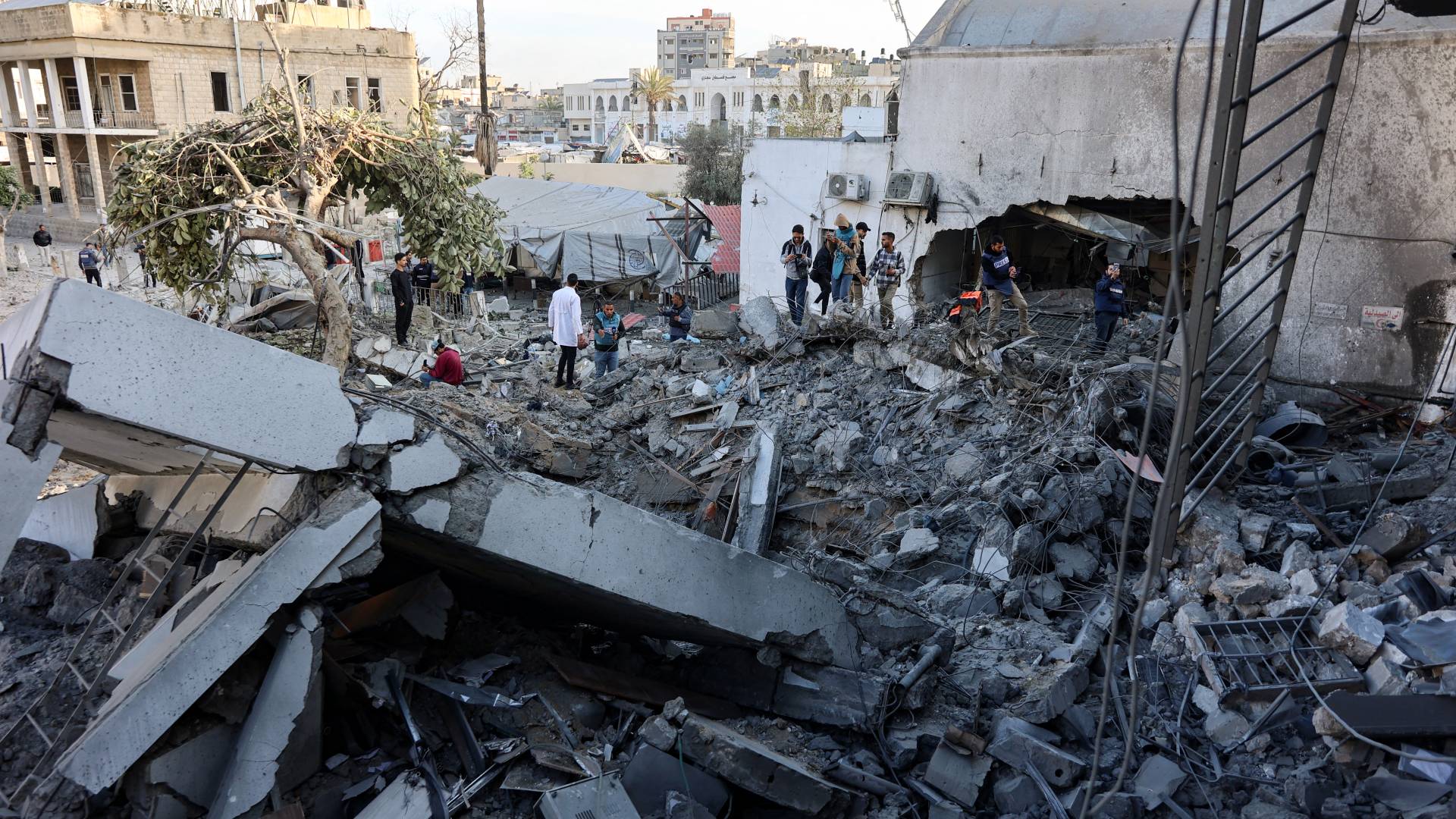 آثار الدمار في المستشفى المعمداني