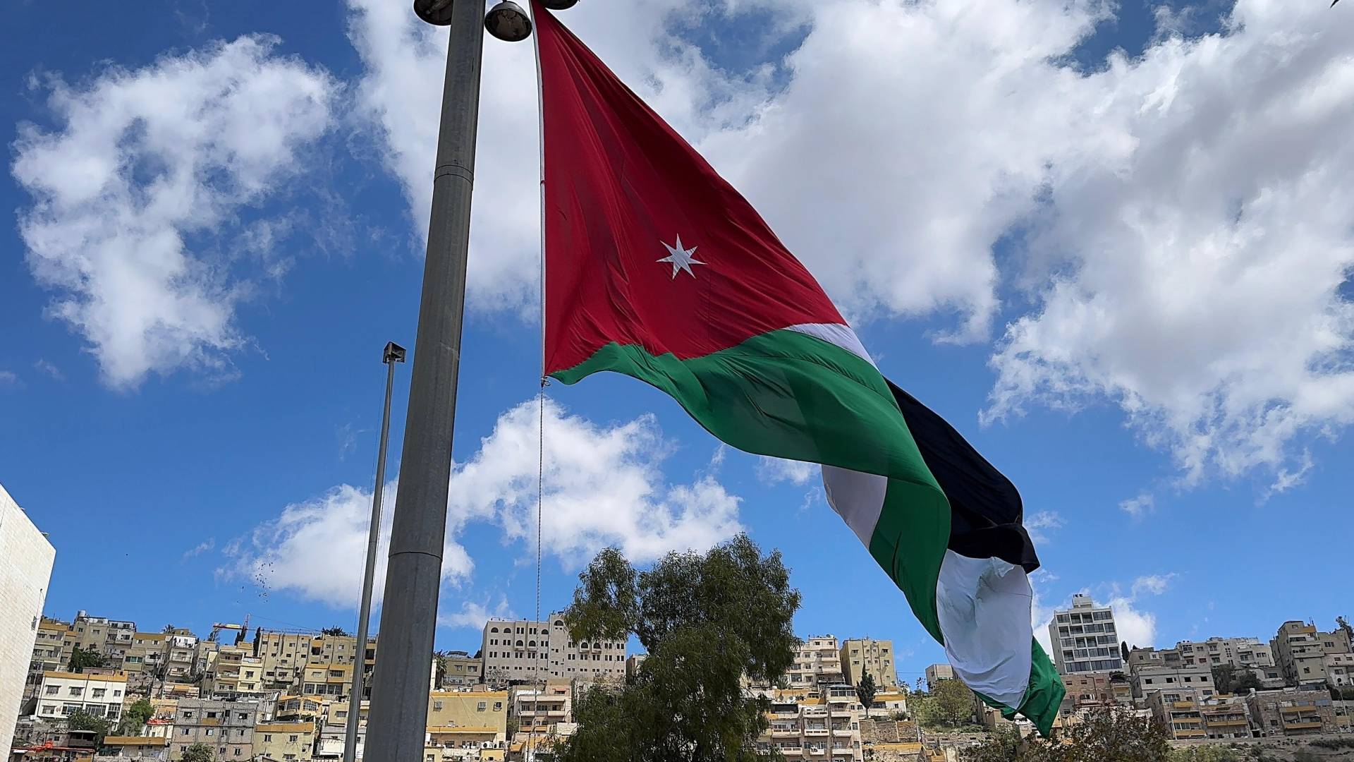 علم المملكة الأردنية الهاشمية يزين العاصمة عمان