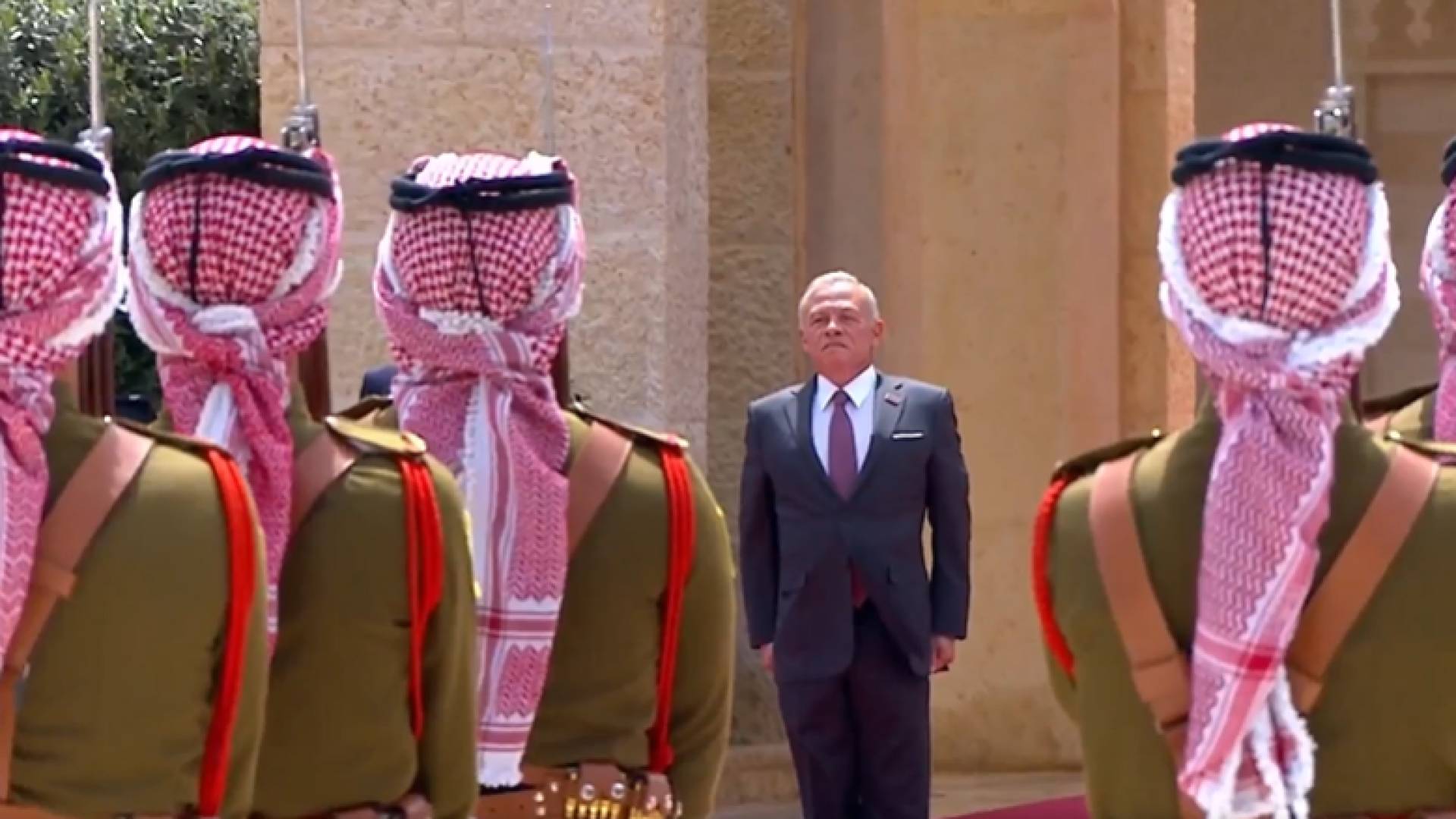 جلالة الملك عبدالله الثاني يشهد مراسم رفع العلم بمناسبة اليوم الوطني للعلم الأردني