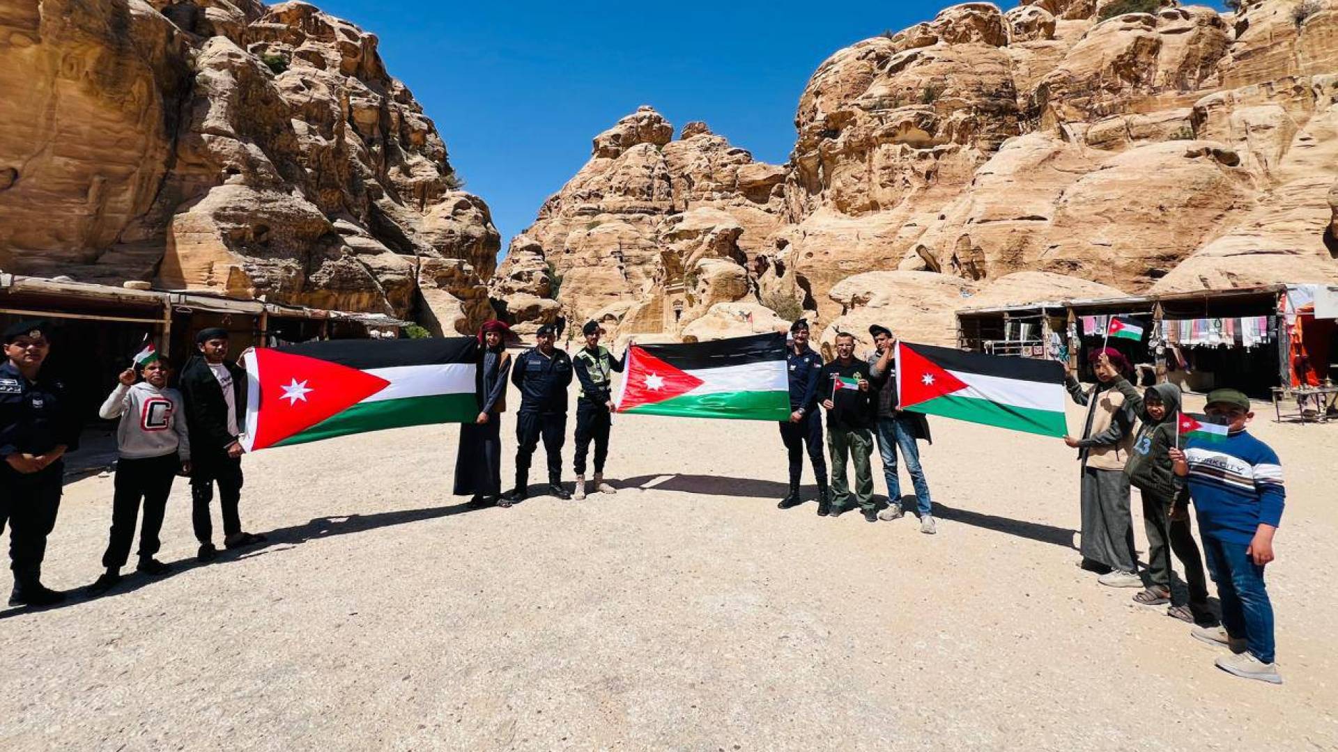 الاحتفاء بيوم العلم في المناطق السياحية