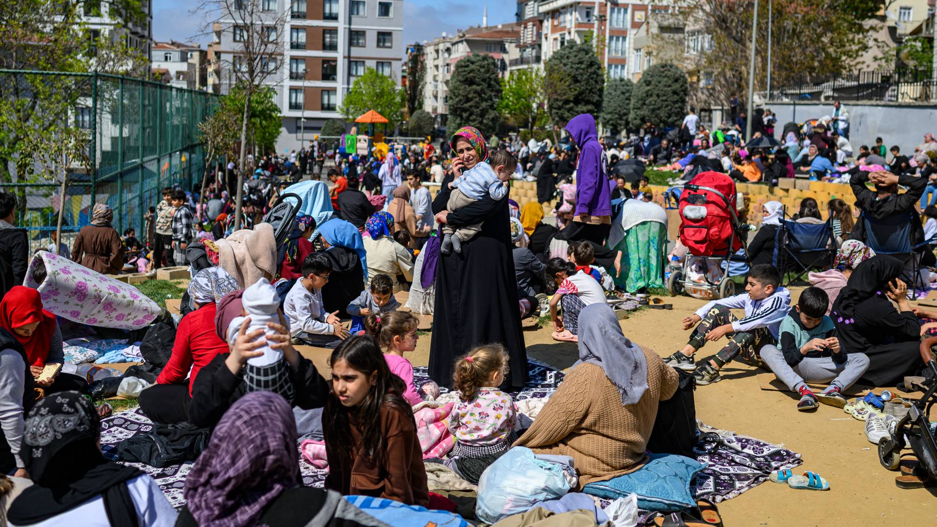 أتراك يجلسون في الساحات خوفا من الزلازل