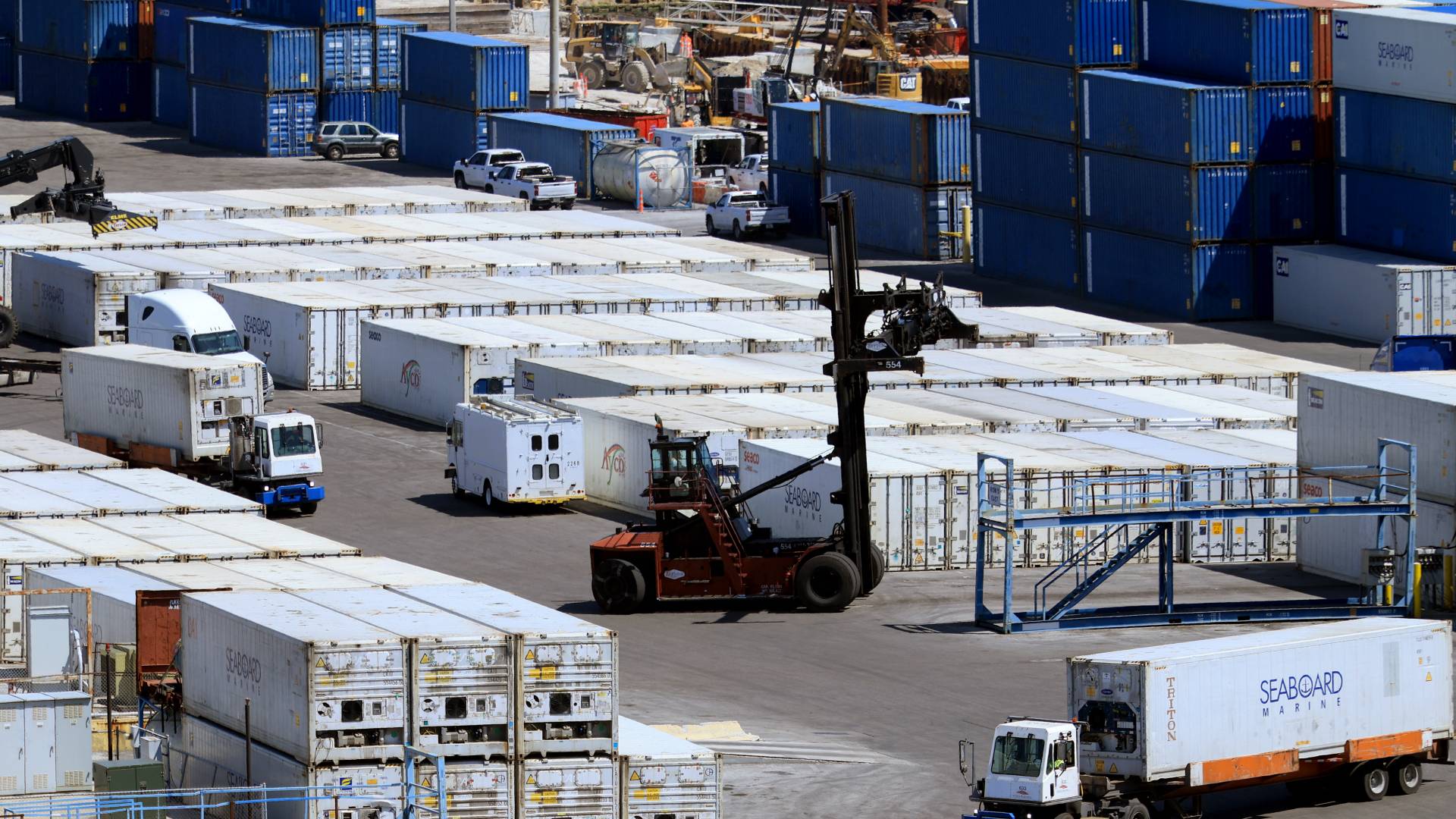 تكديس حاويات الشحن بعد تفريغها من سفينة شحن في ميناء ميامي