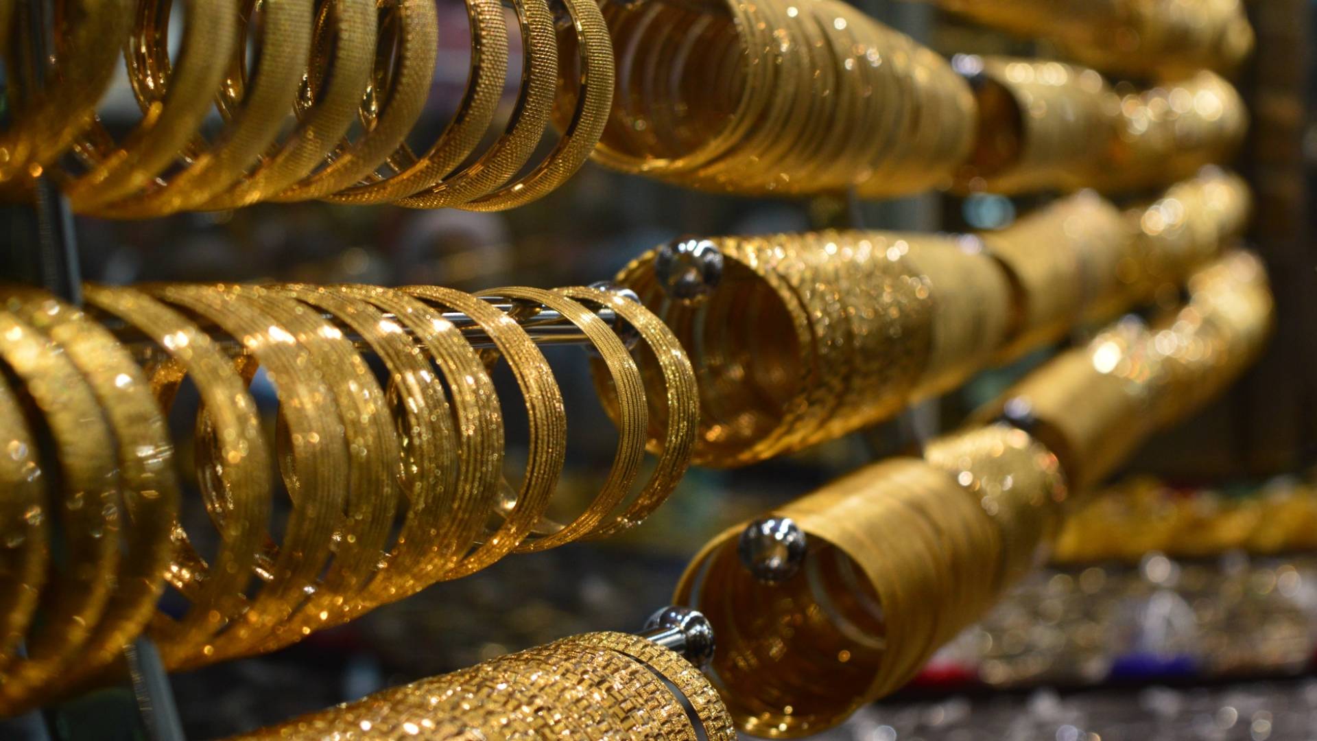 أساور ذهبية