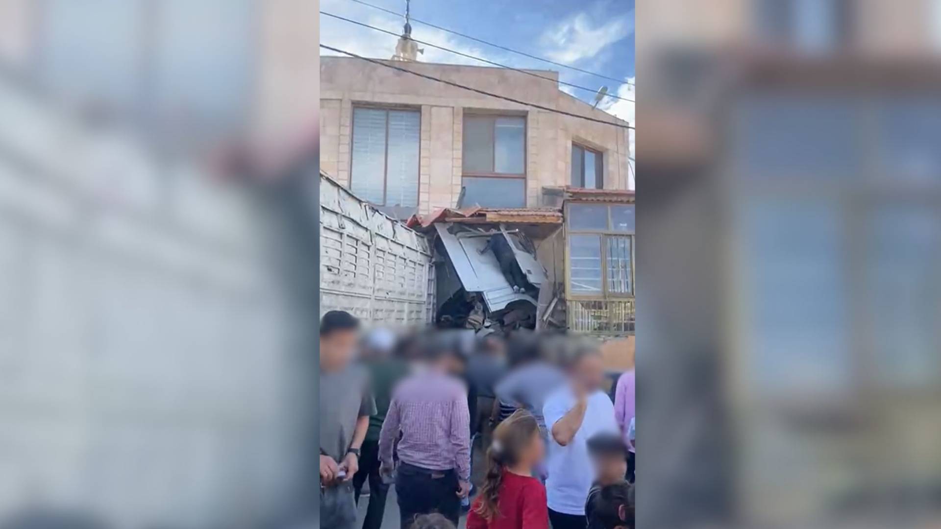 لقطة من حادث تدهور شاحنة نقل بعمان