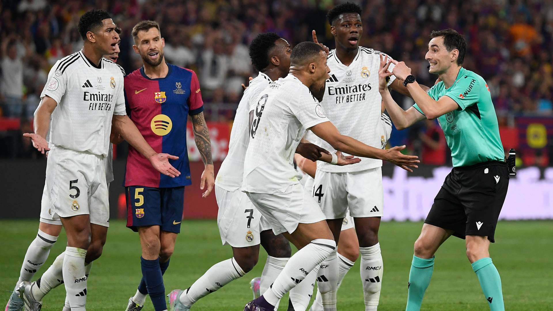 كيليان مبابي يعترض على الحكم في الكلاسيكو الأخير