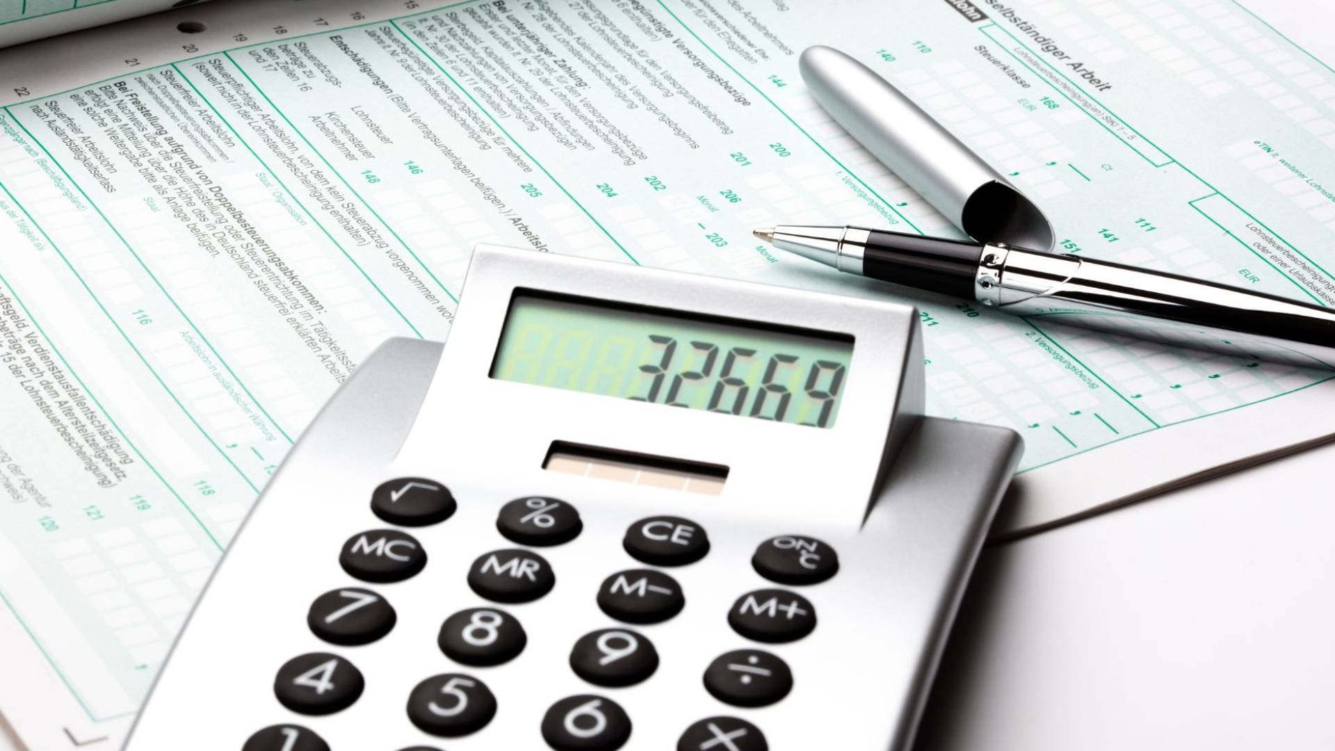 صورة تعبّر عن تقديم إقرار ضريبي