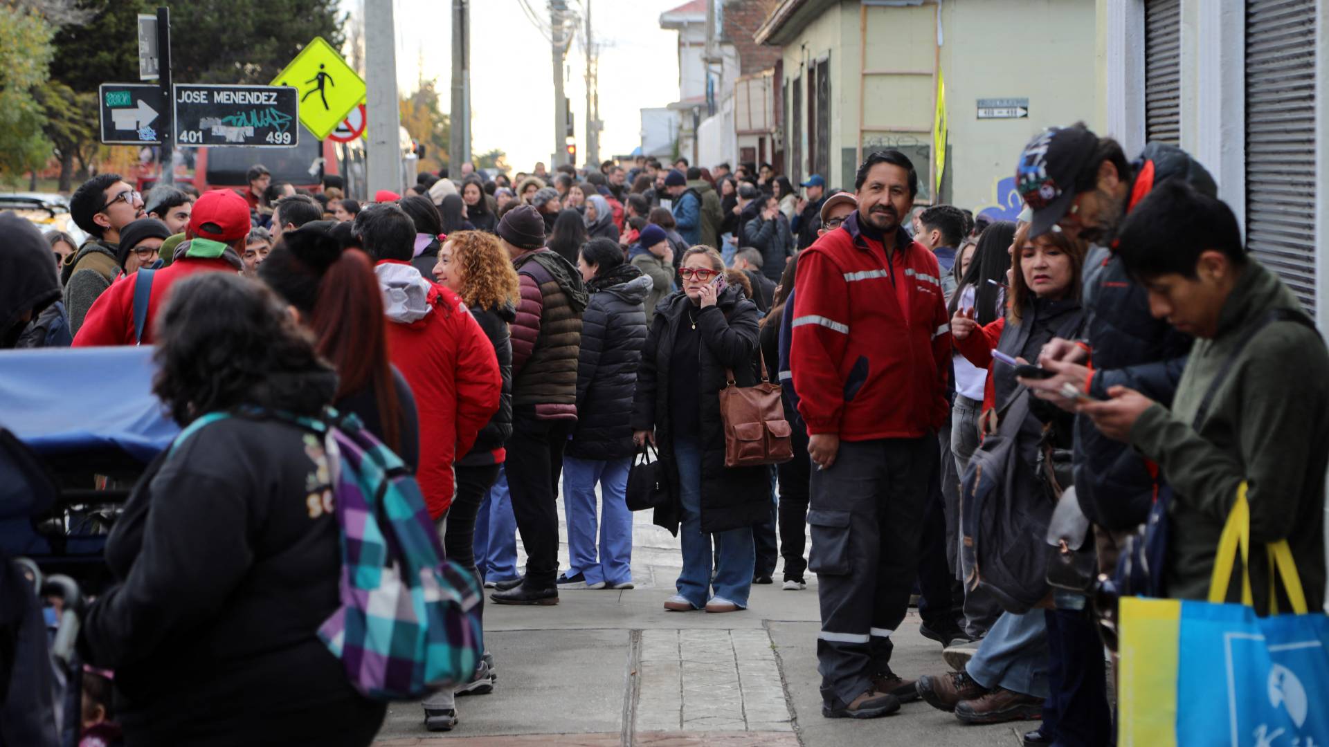 خروج السكان الشوارع في مدينة بونتا أريناس تشيلي عقب زلزال قوي