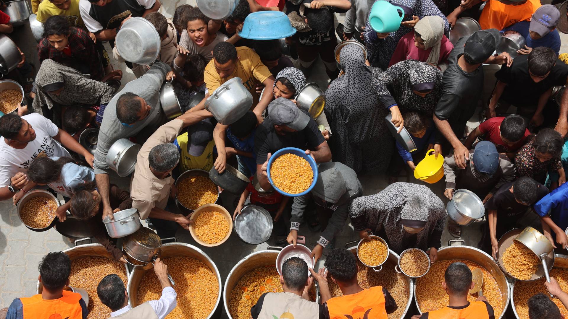 فلسطينيون ينتظرون دورهم للحصول على القليل من الطعام في غزة