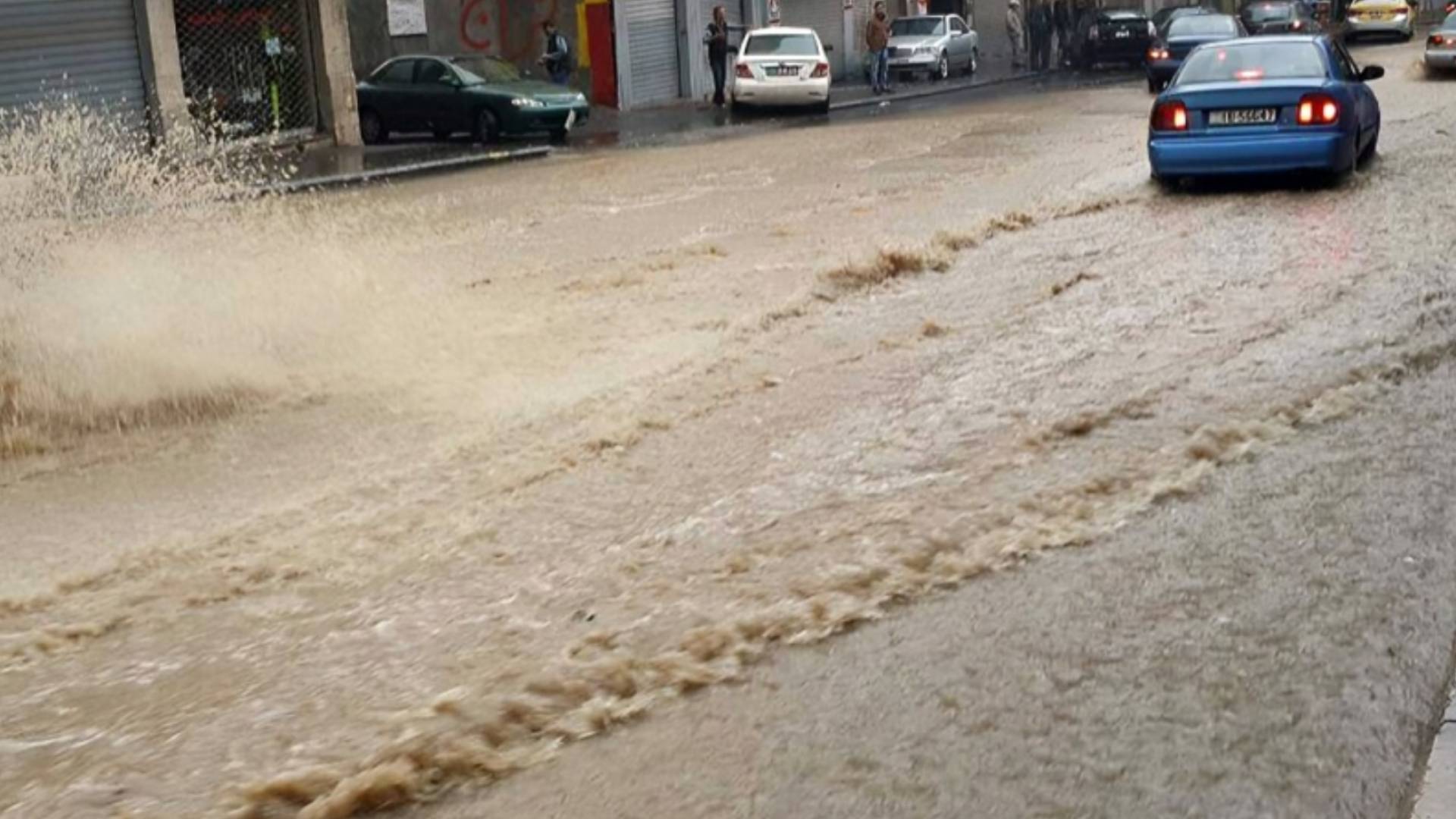 ارتفاع منسوب المياه في أحد الشوارع