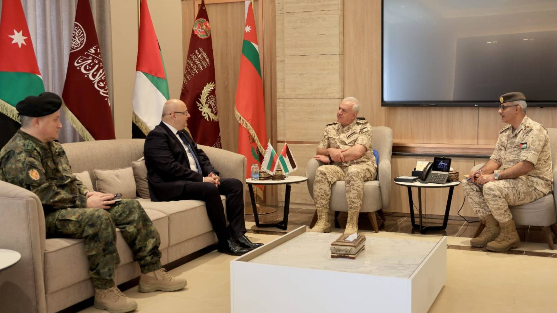 اللواء الحنيطي يبحث التعاون العسكري والتسامح الديني في لقائين منفصلين