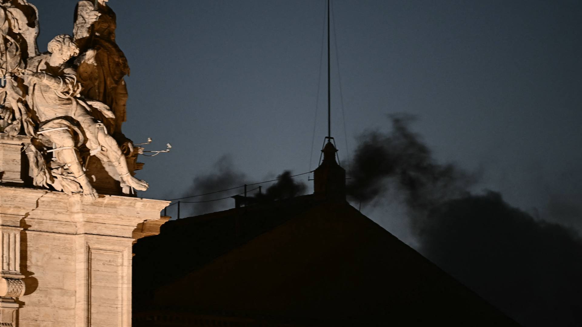 تصاعد دخان أسود كثيف من مدخنة كنيسة السيستين