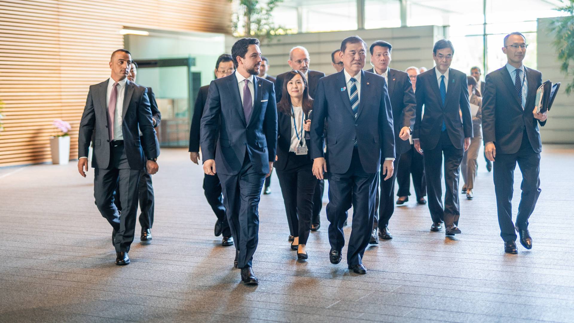 ولي العهد يلتقي رئيس الوزراء الياباني في طوكيو