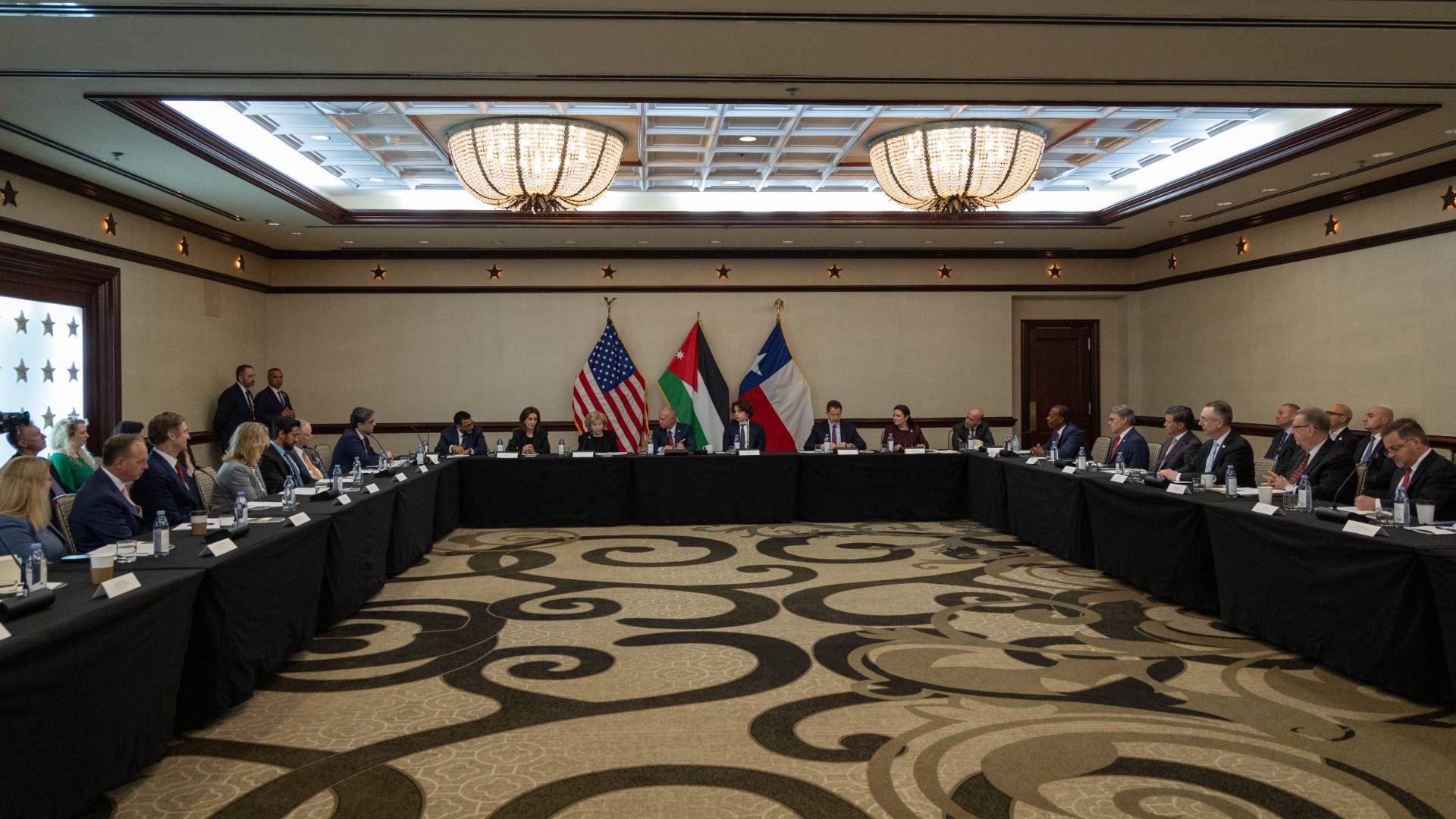 الملك يلتقي بممثلي مؤسسات حكومية ورؤساء وممثلي شركات من ولاية تكساس الأمريكية