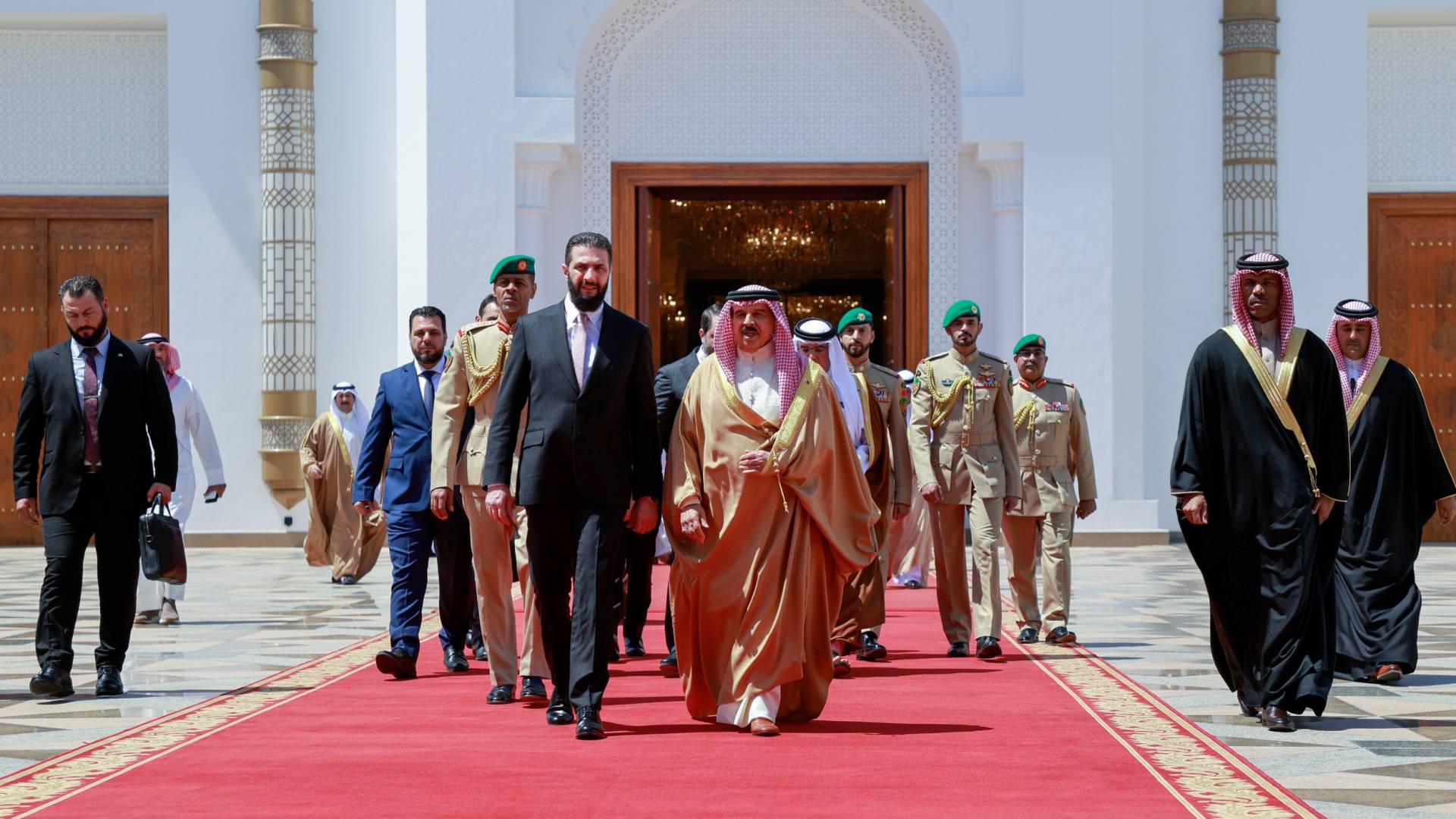 ملك البحرين يودع الرئيس السوري