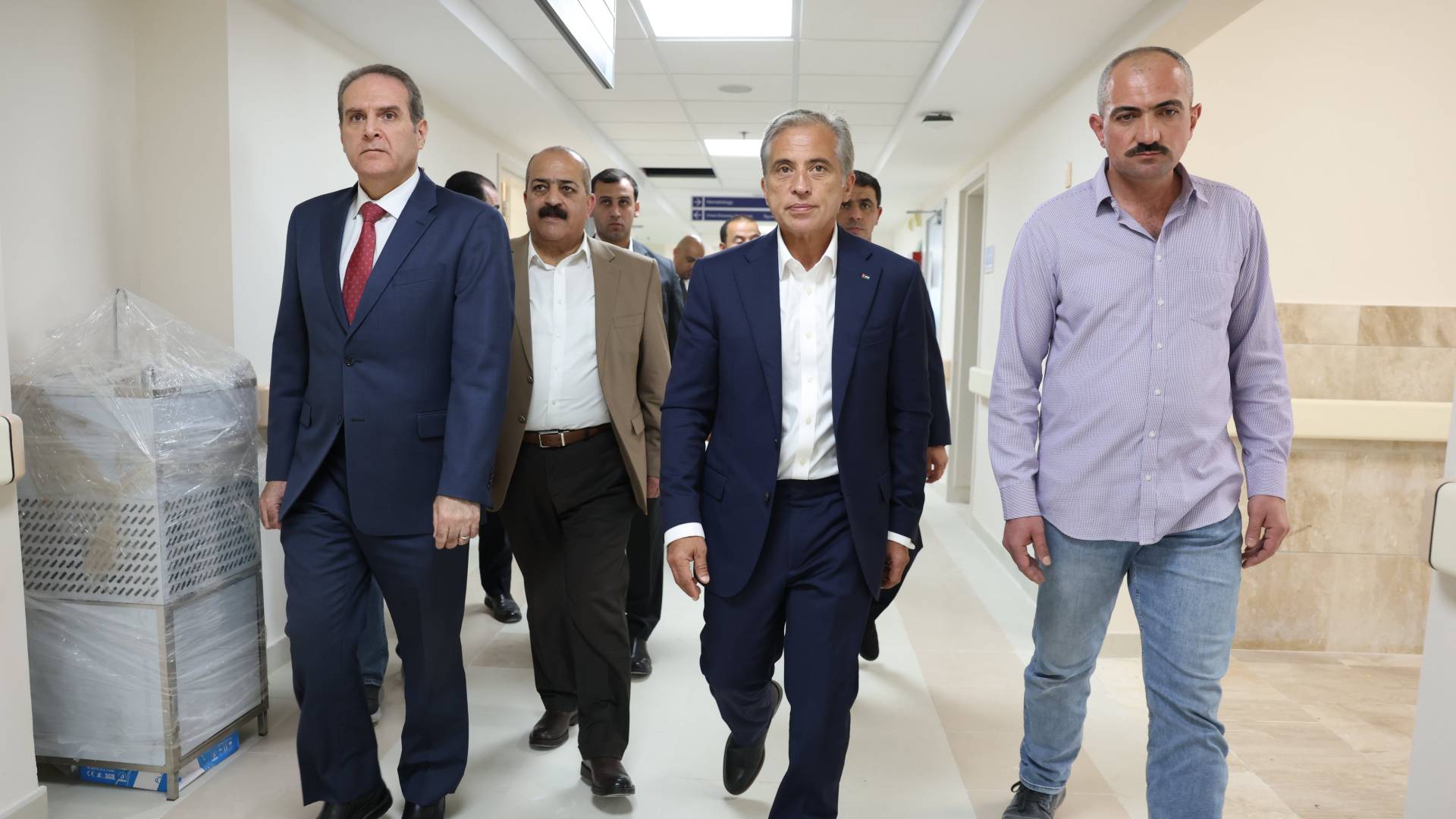 رئيس الوزراء جعفر حسان خلال زيارته مواقع في إربد