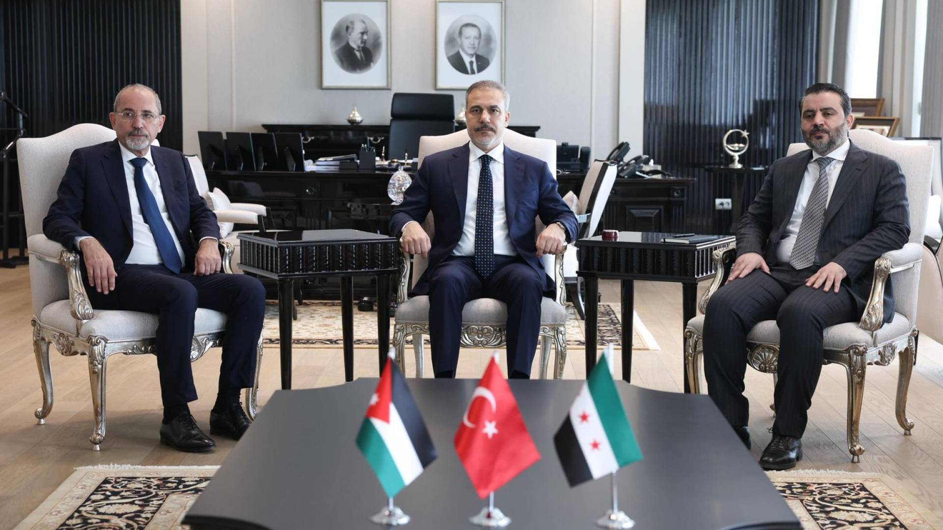 وزير الخارجية أيمن الصفدي مع نظيريه التركي والسوري