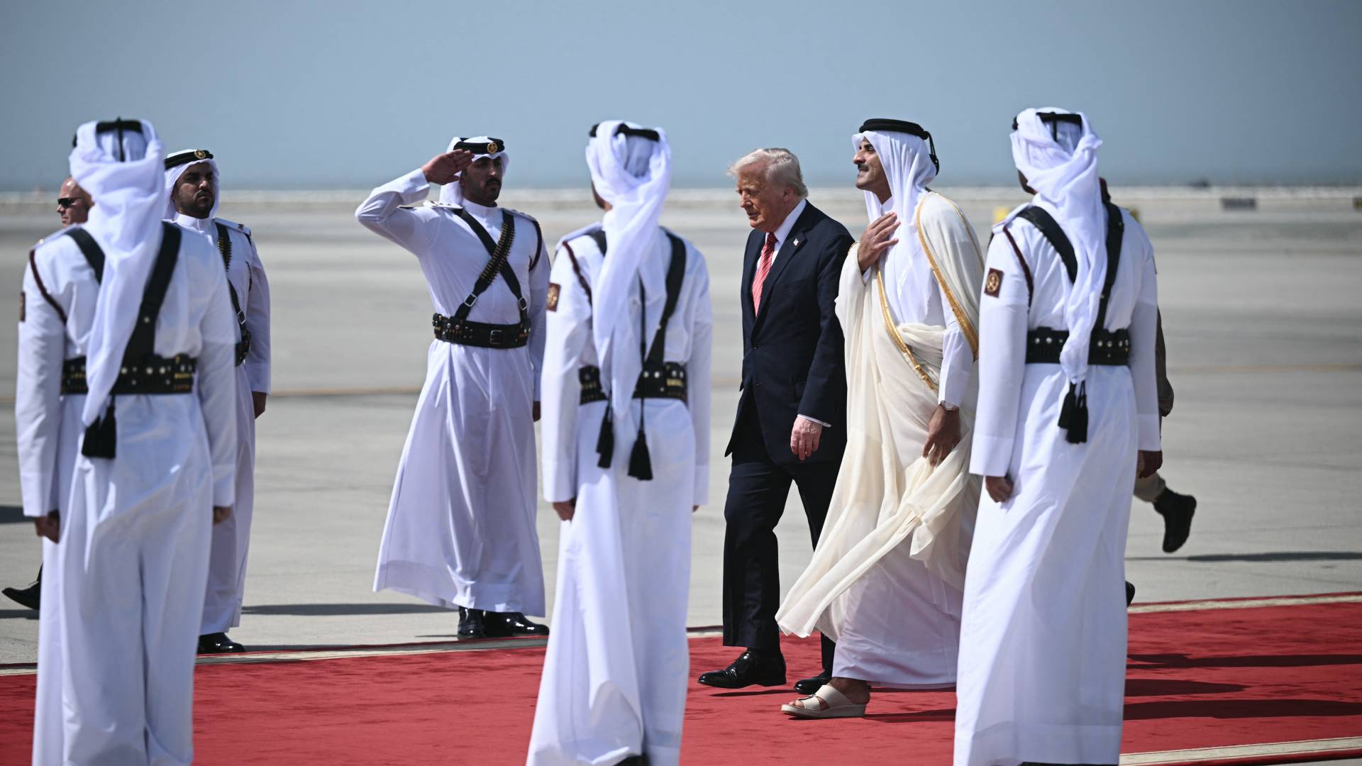 أمير قطر يستقبل الرئيس الأمريكي دونالد ترمب في الدوحة