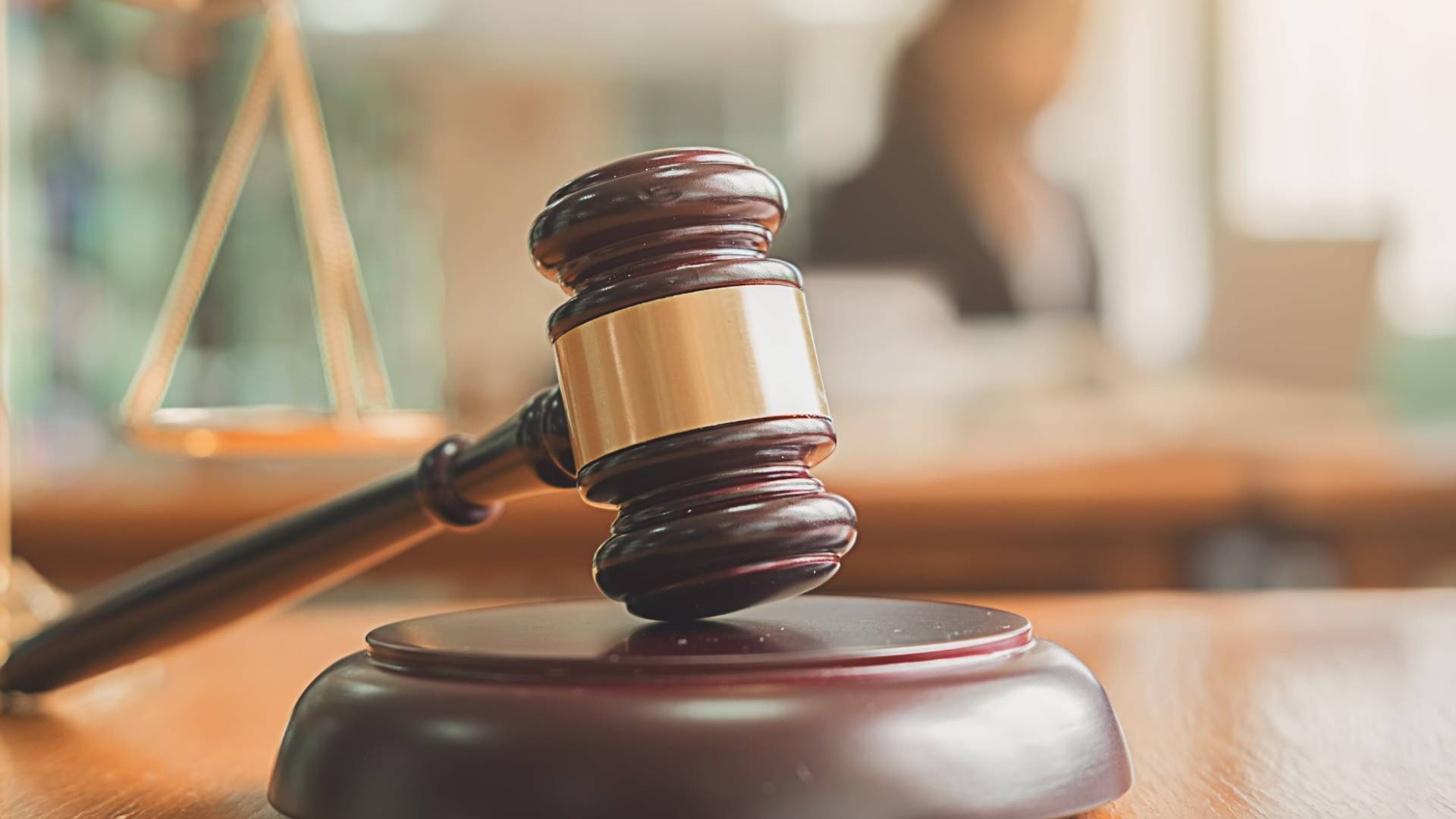 مطرقة قاض وسندان