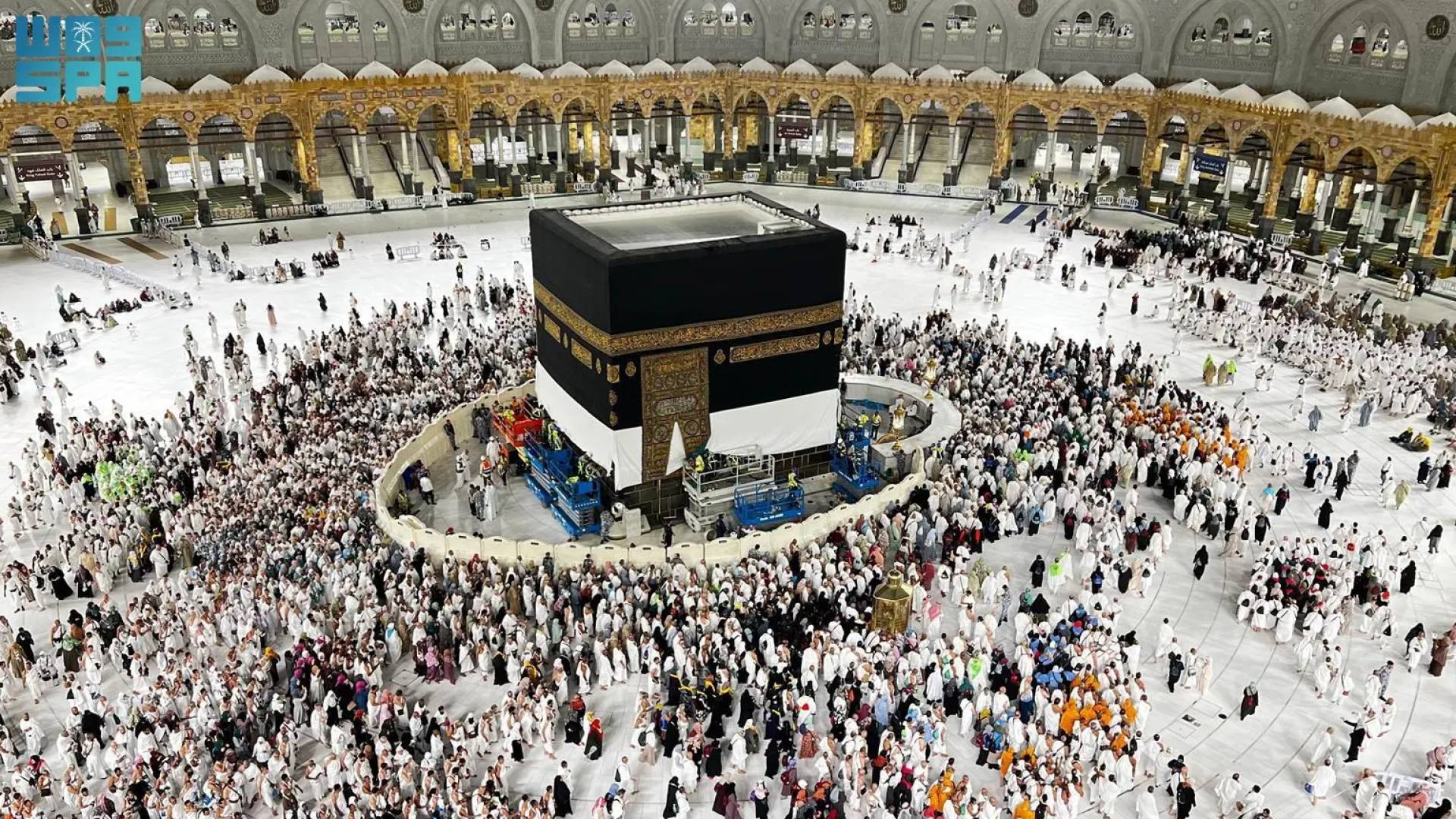 رفع كسوة الكعبة المشرفة استعدادا لموسم حج 1446هـ