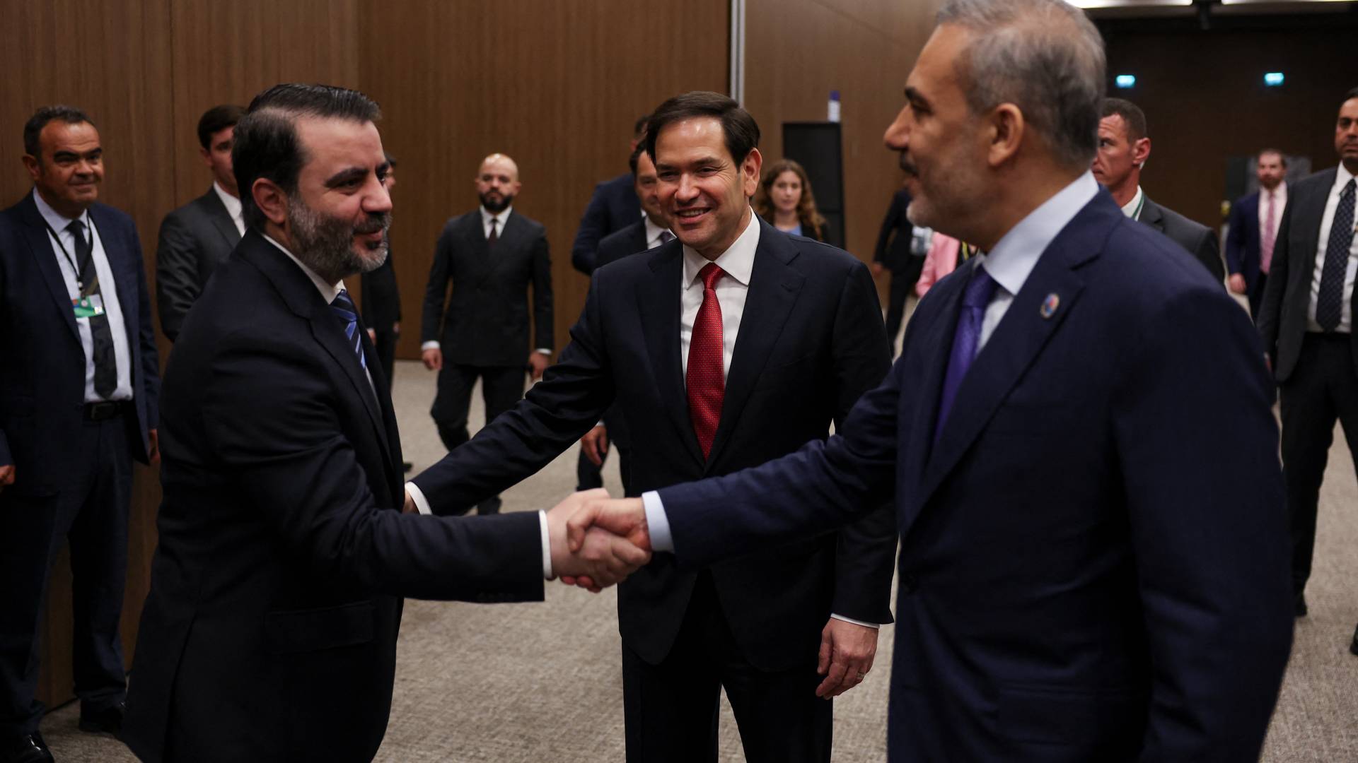 لقاء وزير الخارجية السوري أسعد الشيباني ونظيريه الأمريكي والتركي في تركيا