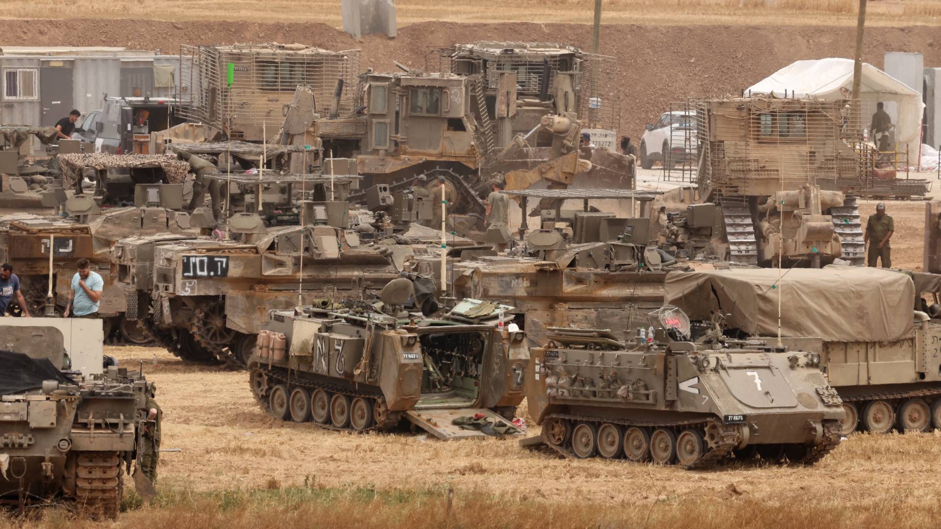 معدات عسكرية تابعة لقوات الاحتلال في قطاع غزة