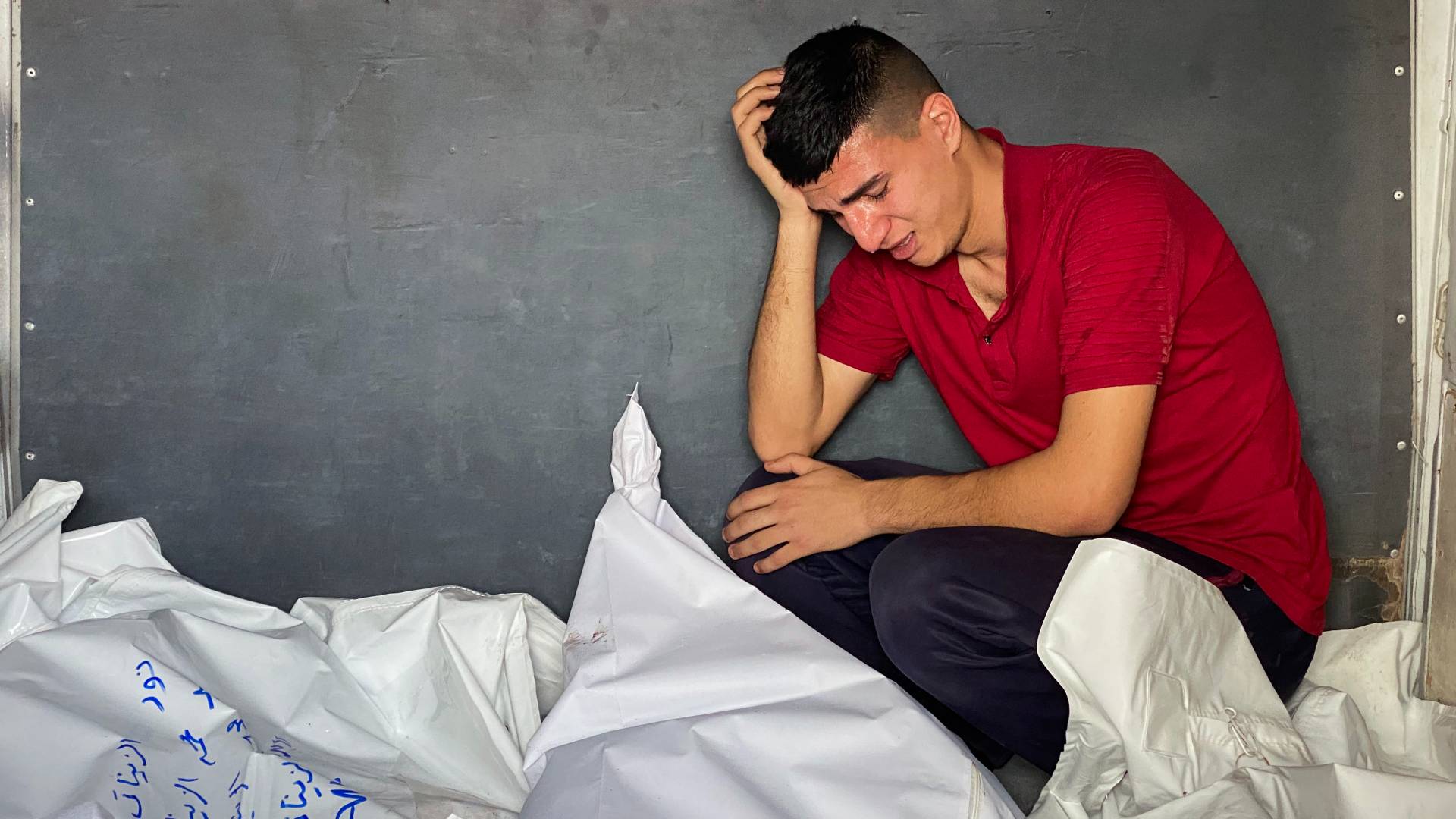 فلسطيني يبكي أفراد من عائلته في غزة