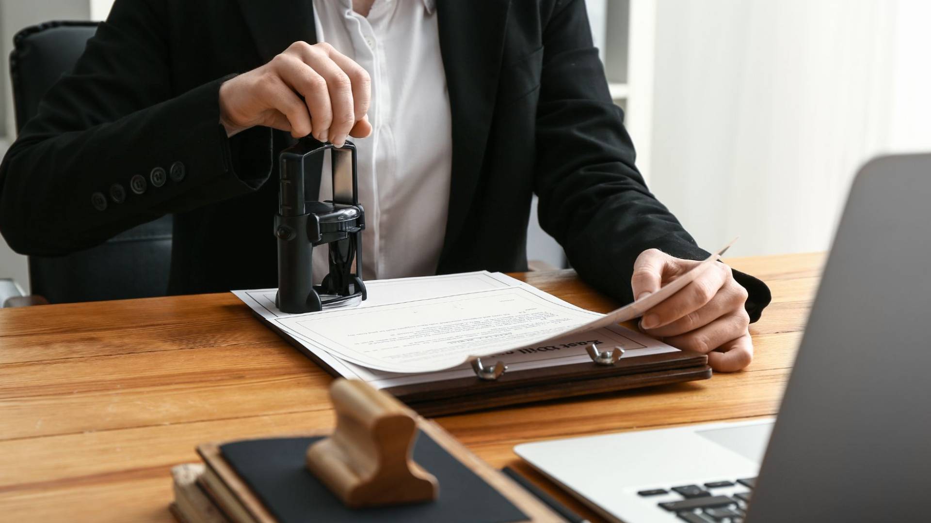 ختم وثائق رسمية "تعبيرية"