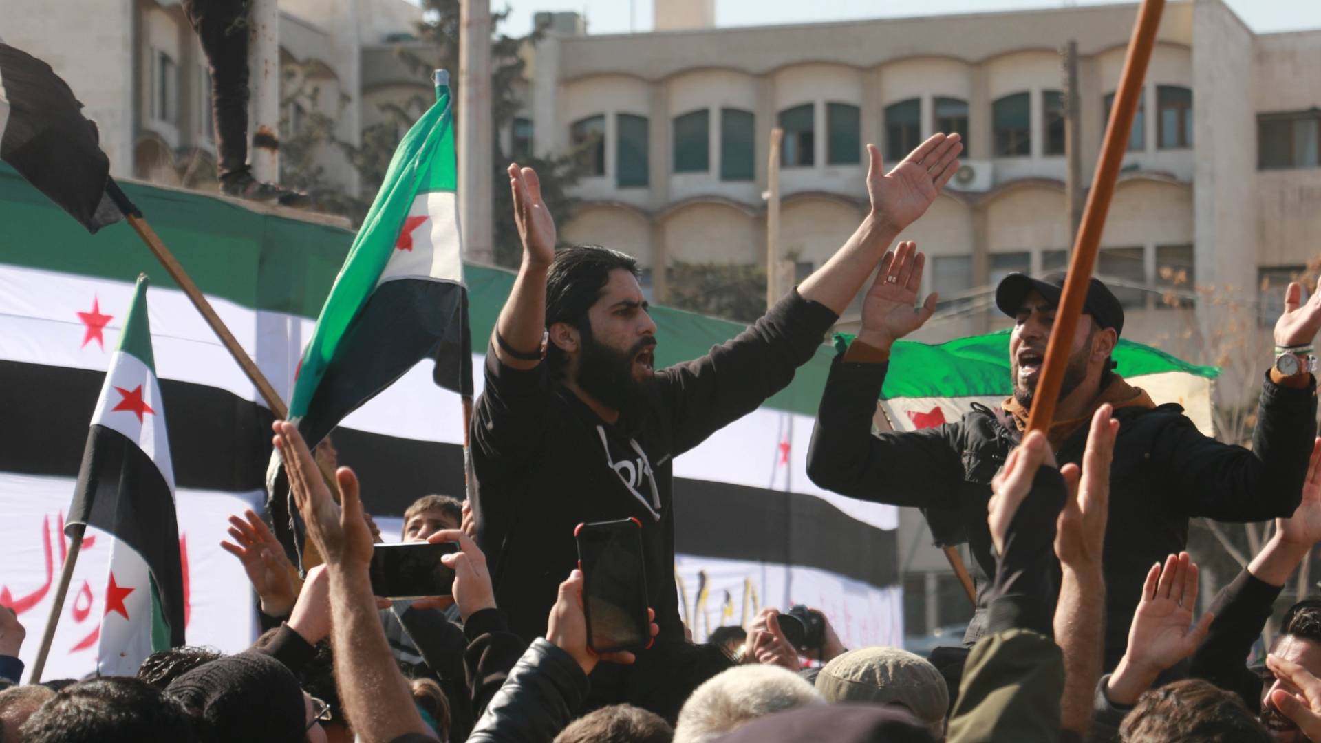 سوريون يهتفون بعد سقوط نظام الاسد "أرشيفية"