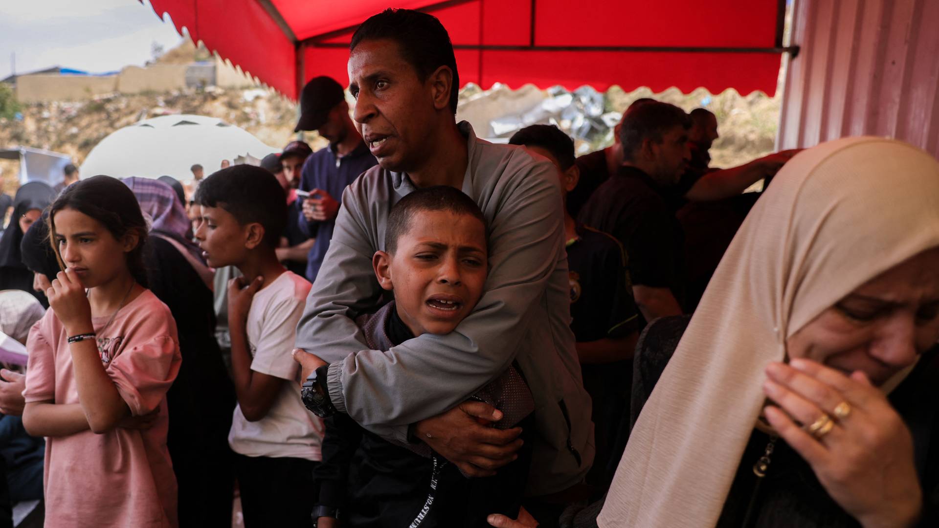 فلسطينيون يبكون أحد أفراد عائلتهم الذي ارتقى بعدوان الاحتلال على قطاع غزة