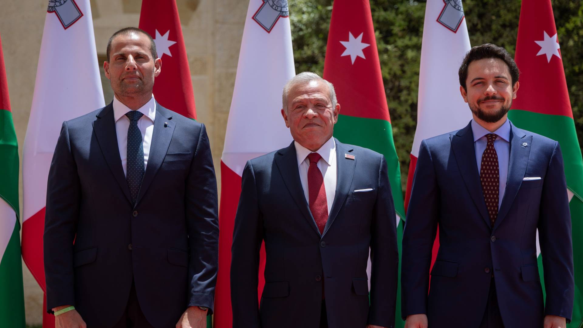 الملك وسمو ولي العهد يستقبلان رئيس وزراء مالطا روبرت أبيلا لدى وصوله قصر الحسينية