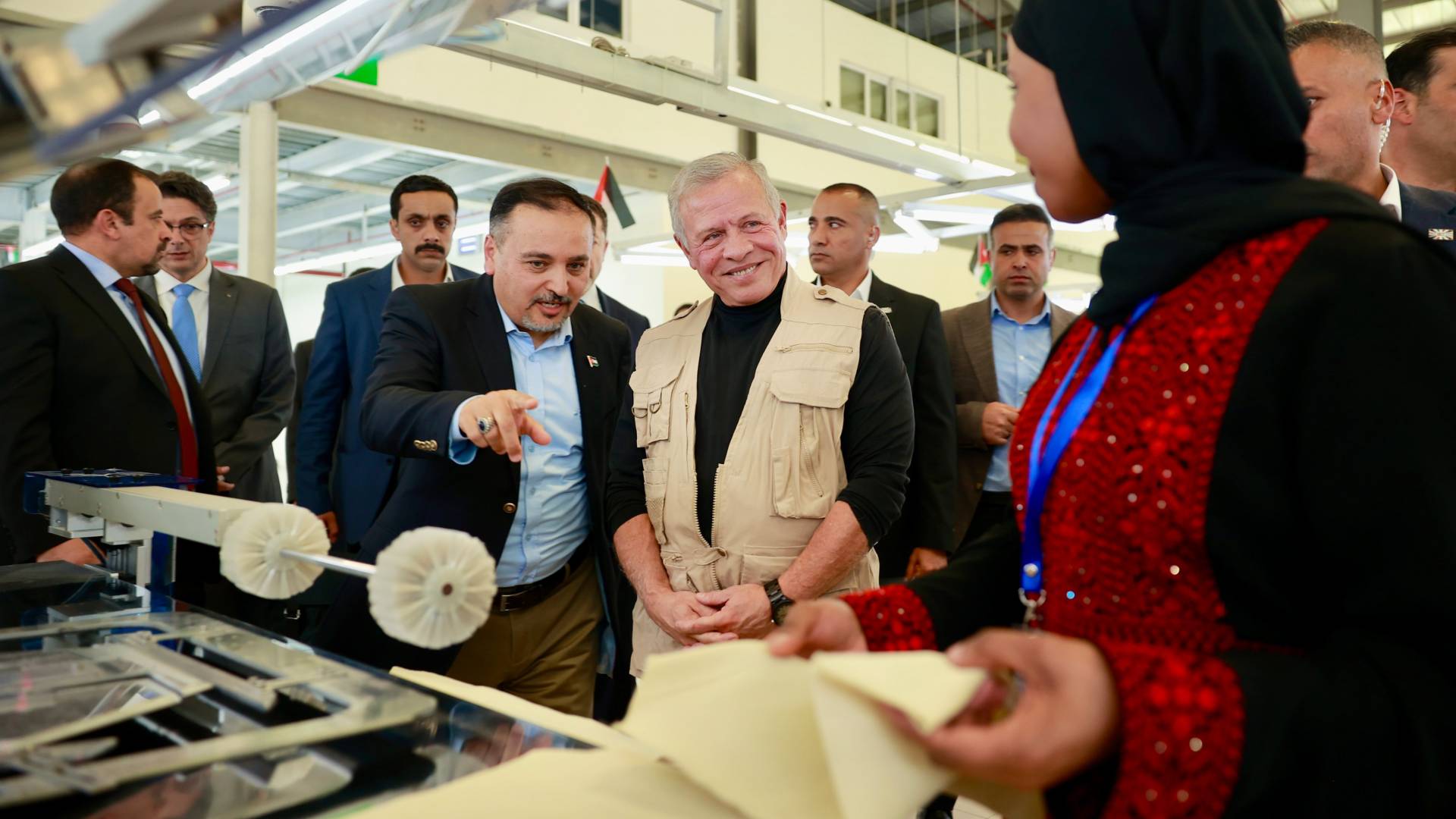 الملك يزور مصانع بمدينة الموقر الصناعية - فيديو وصور