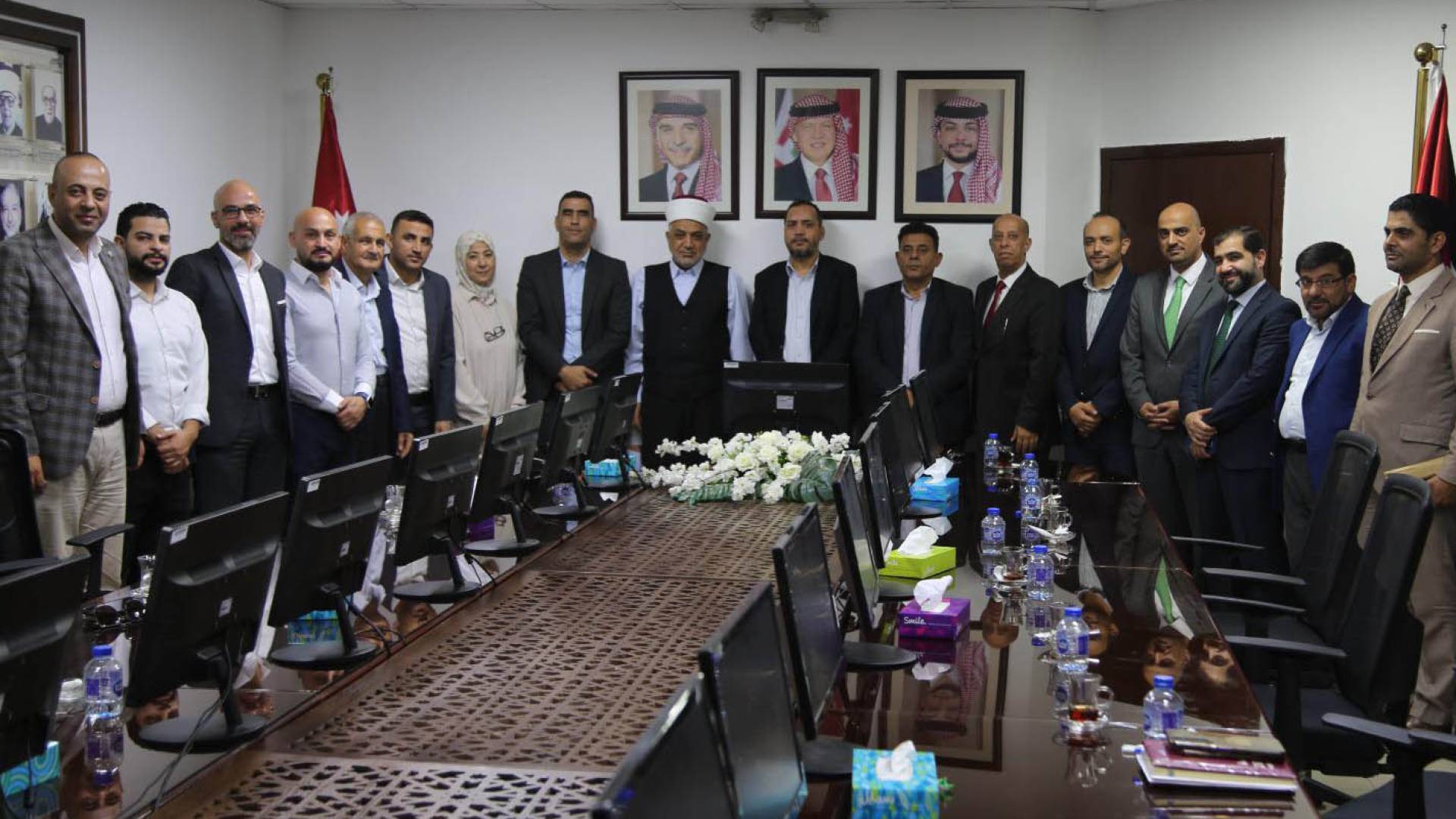 زير الأوقاف والشؤون والمقدسات الإسلامية خلال لقائه البعثة الإعلامية