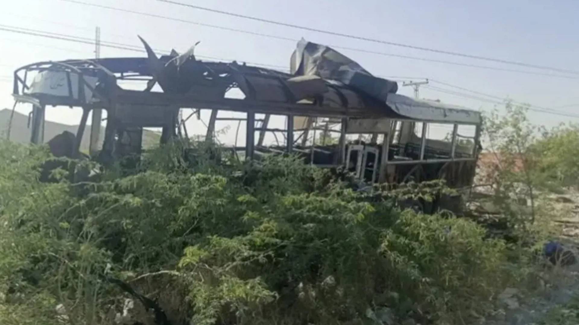 مقتل أربعة أطفال وإصابة 35 آخرين بتفجير استهدف حافلة مدرسية في باكستان