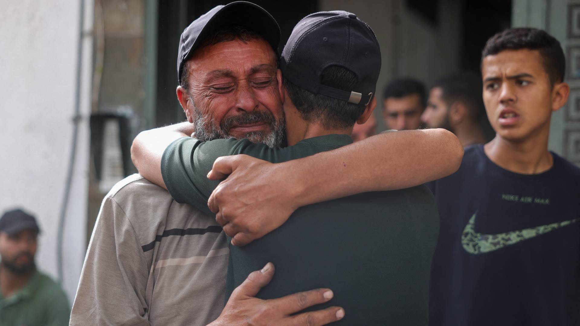 فلسطينيون يبكون أفراد من عائلاتهم في غزة