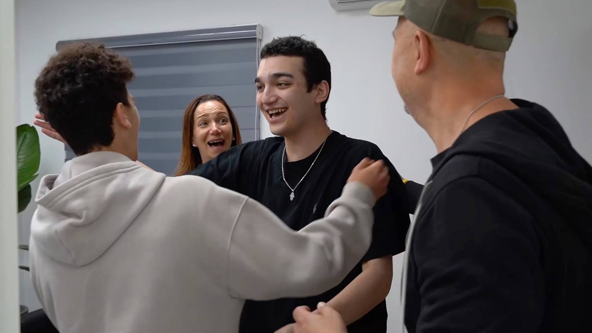 عيدان ألكسندر يروي كيف أنقذه حارس من حماس خلال قصف جوي على غزة