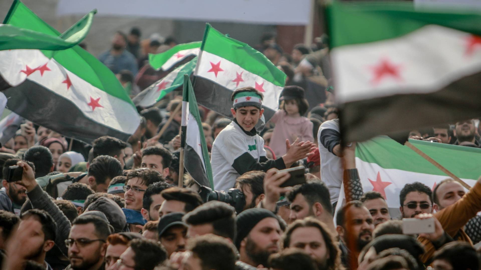 سوريون يحتفلون