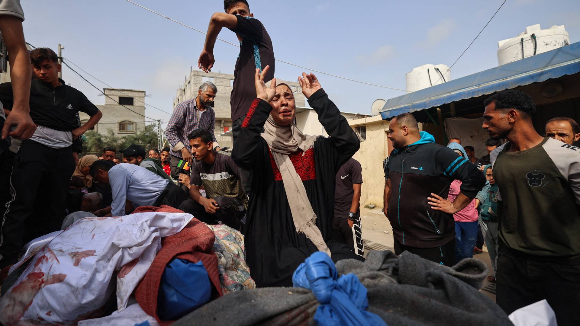 البكاء على شهداء في قطاع غزة - أرشيفية
