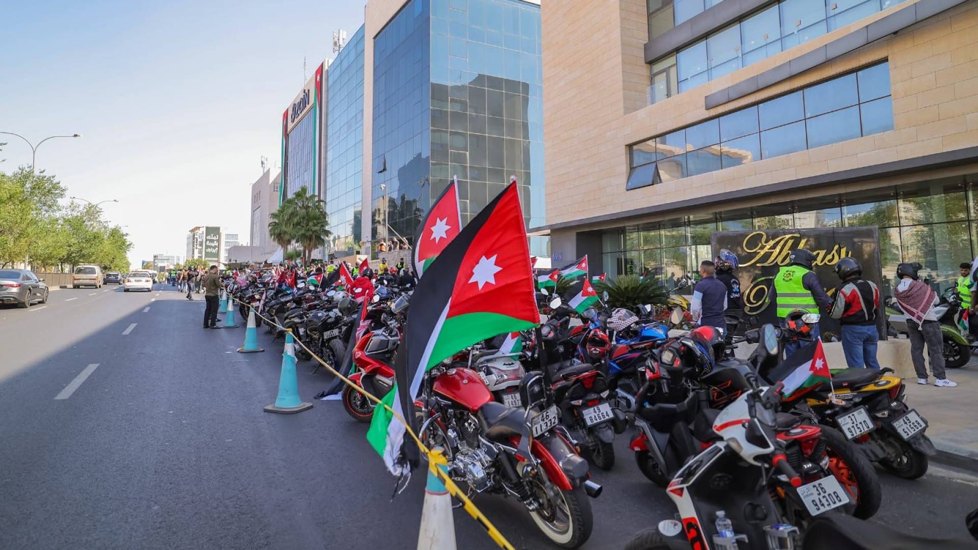 صورة تظهر تجمع دراجات نارية